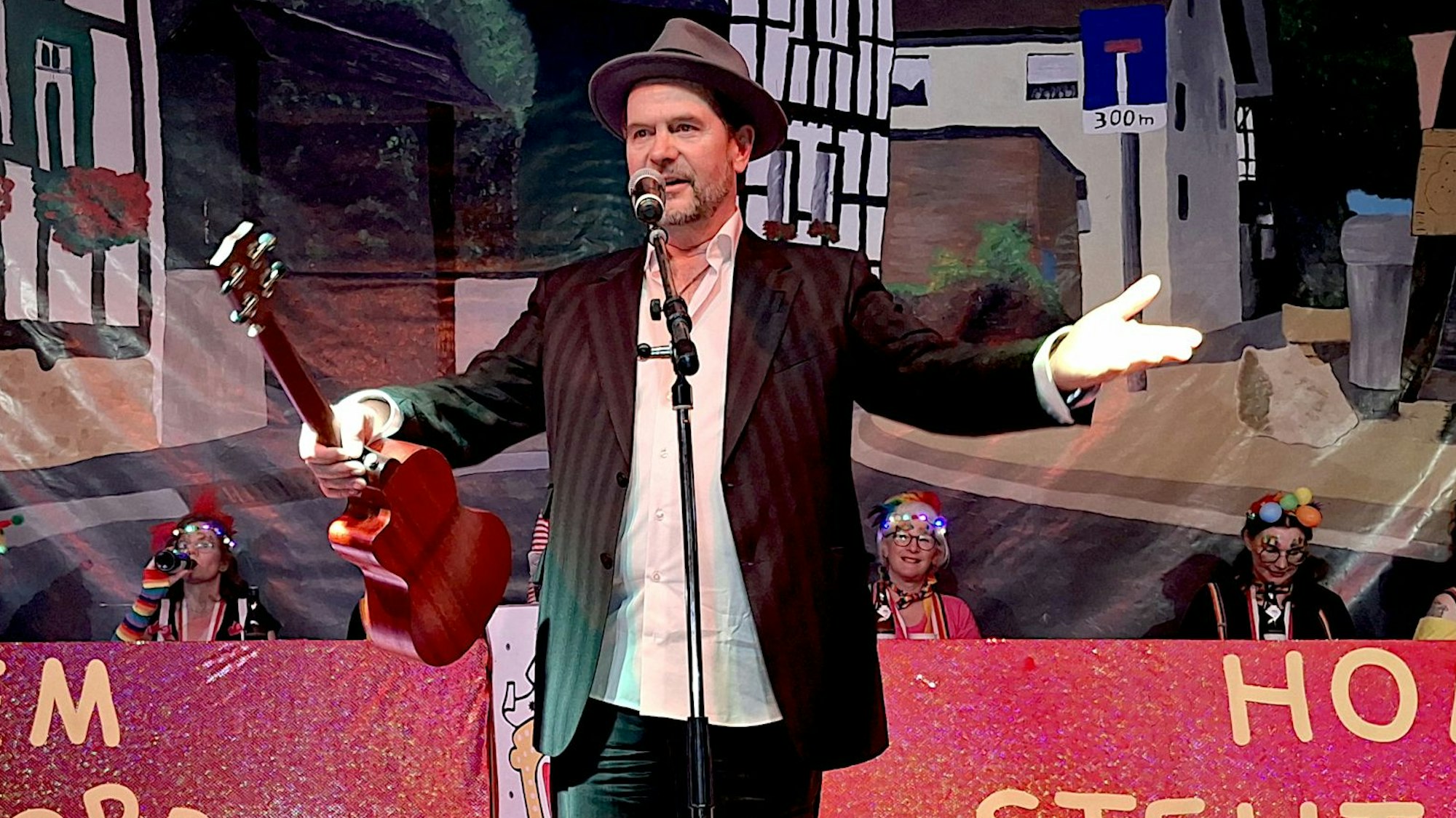 Der Obengenannte steht auf der Bühne in Holzheim.