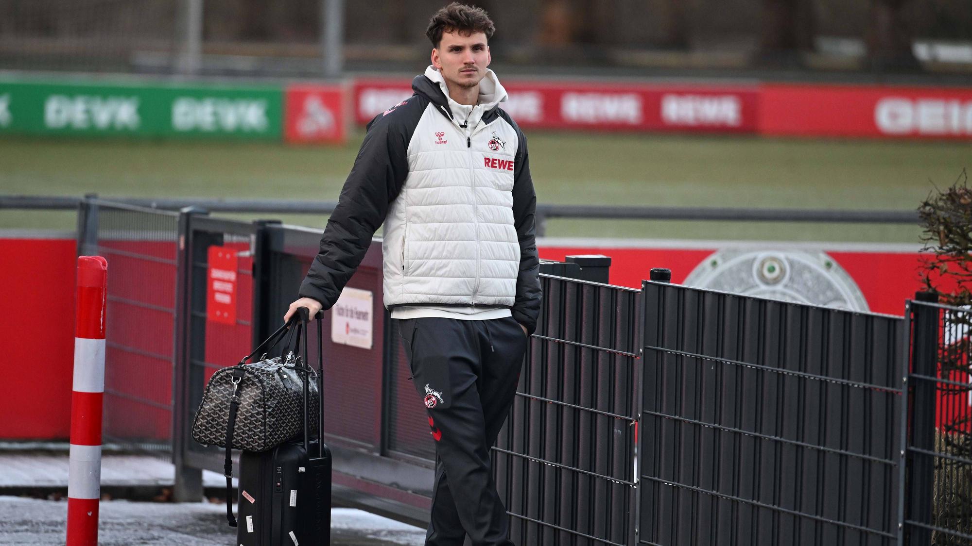 02.01.2025, xophax, Fussball 1.Bundesliga Saison 2025 / 2026 1.FC Köln , Abfahrt zum Flughafen , Trainingslager in Spanien. Rav van den Berg 1.FC Köln Köln *** 02 01 2025, xophax, Football 1 Bundesliga Season 2025 2026 1 FC Köln , Departure to the airport , Training camp in Spain Rav van den Berg 1 FC Köln Köln