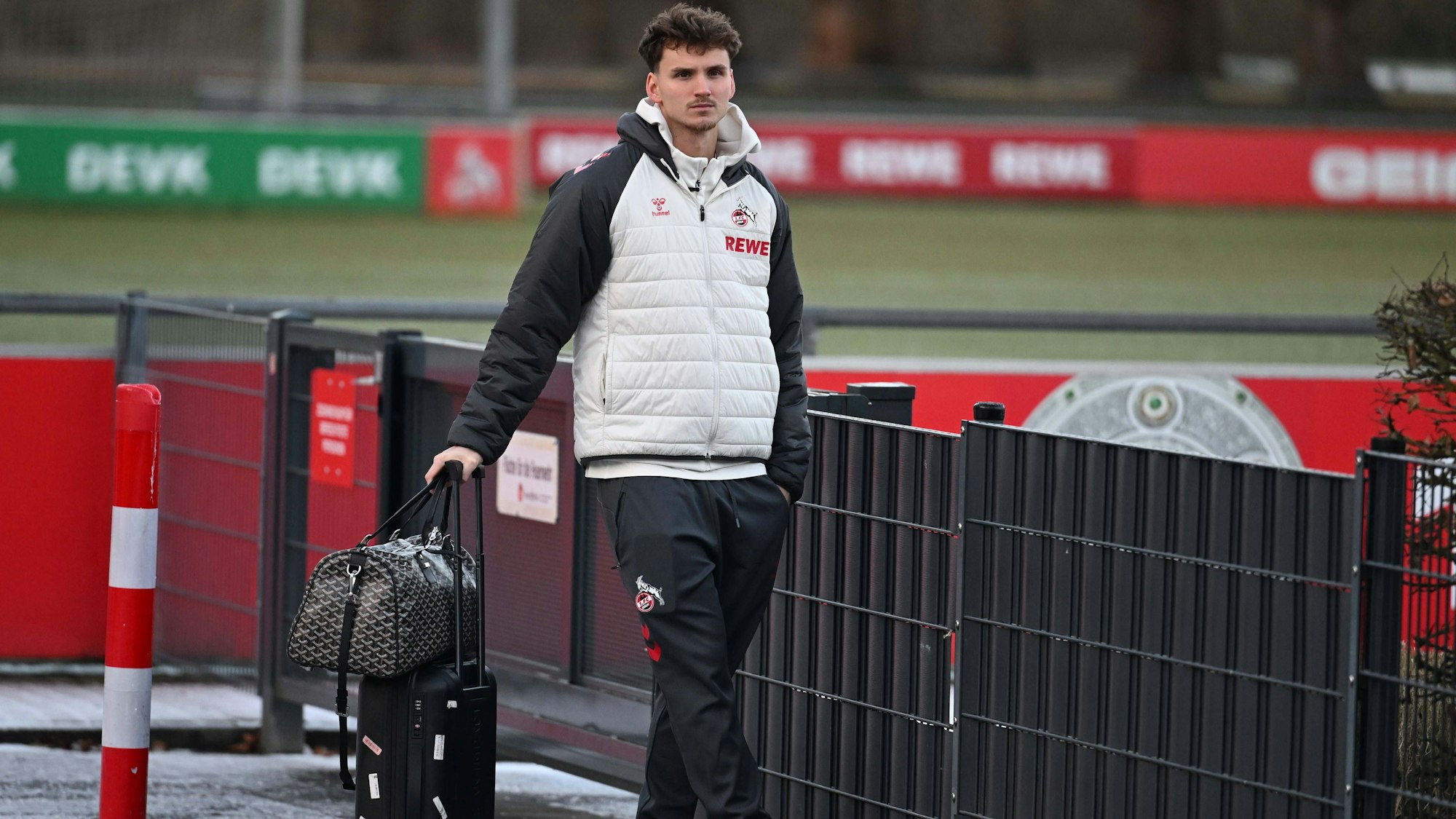 02.01.2025, xophax, Fussball 1.Bundesliga Saison 2025 / 2026 1.FC Köln , Abfahrt zum Flughafen , Trainingslager in Spanien. Rav van den Berg 1.FC Köln Köln *** 02 01 2025, xophax, Football 1 Bundesliga Season 2025 2026 1 FC Köln , Departure to the airport , Training camp in Spain Rav van den Berg 1 FC Köln Köln