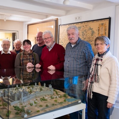 Das Foto zeigt die Mitglieder des Historische Arbeitskreises Bergneustadt mit einem Modell der Stadt.