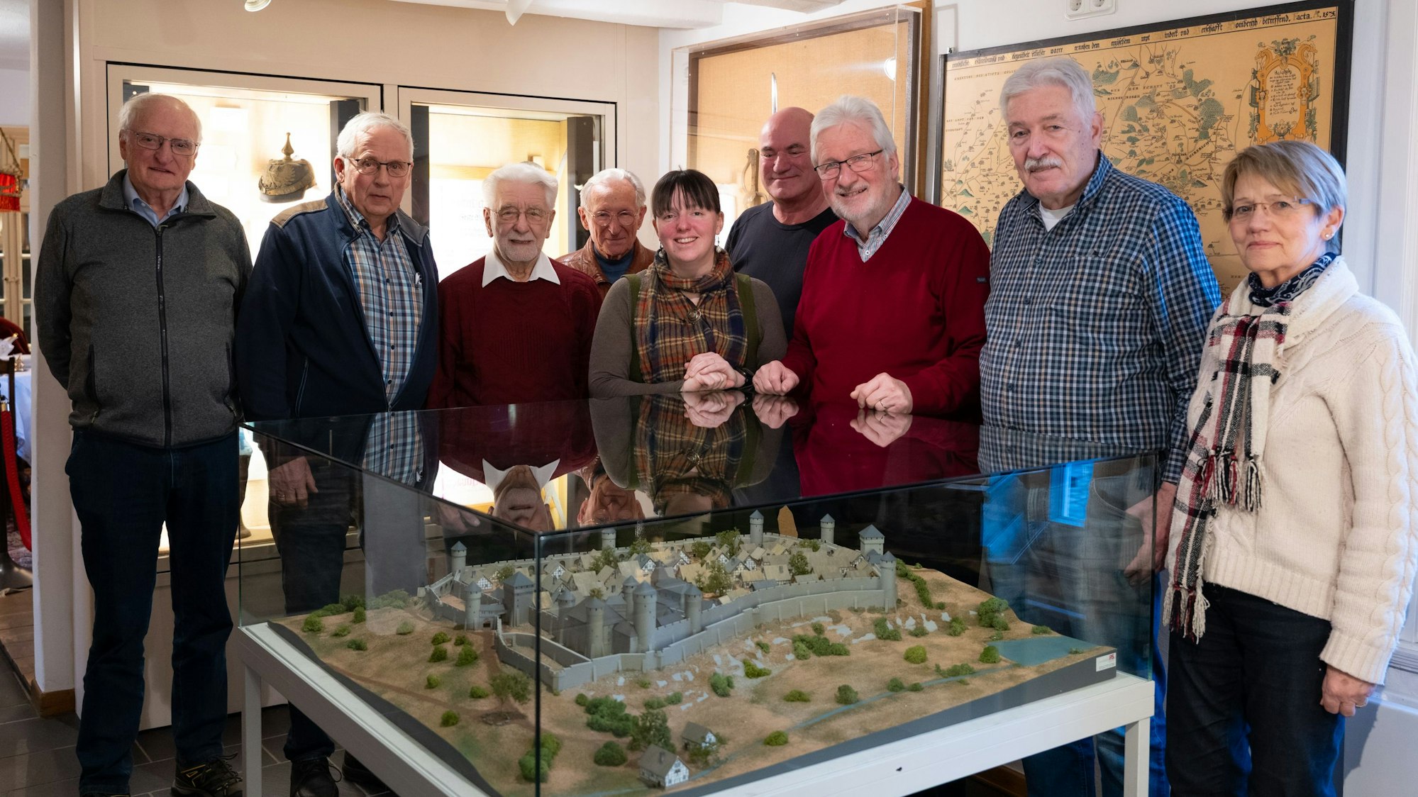 Das Foto zeigt die Mitglieder des Historische Arbeitskreises Bergneustadt mit einem Modell der Stadt.