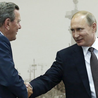 Gerhard Schröder (SPD, l), ehemaliger Bundeskanzler, begrüßt Wladimir Putin bei einem Treffen in St. Petersburg. (Archivbild)