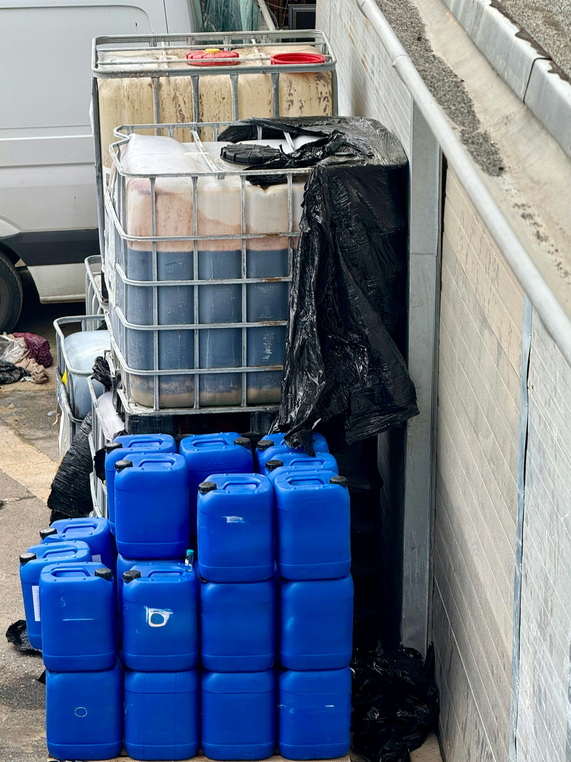 Das Bild zeigt zahlreiche Behälter mit Chemikalien.