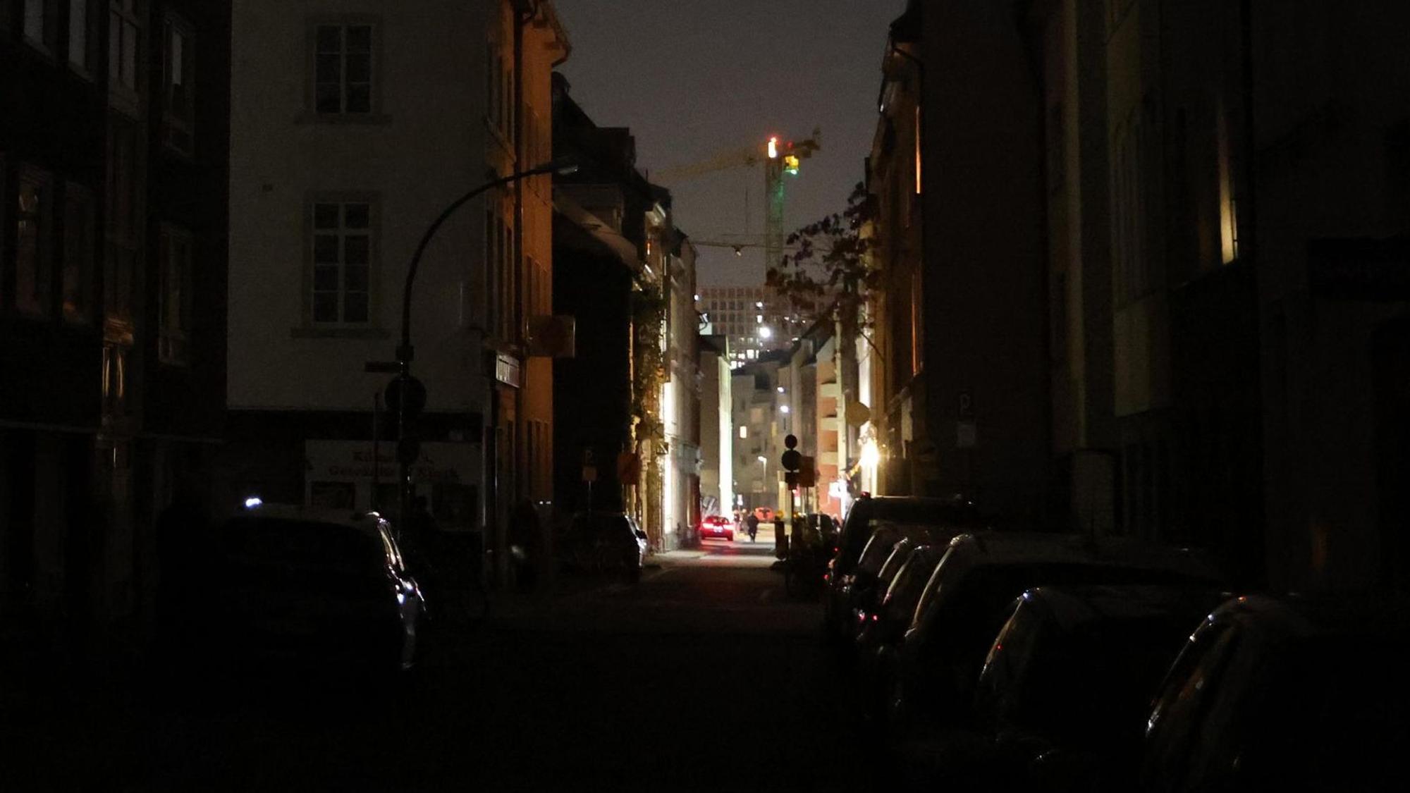 Zu sehen ist eine Straße im Dunkeln.