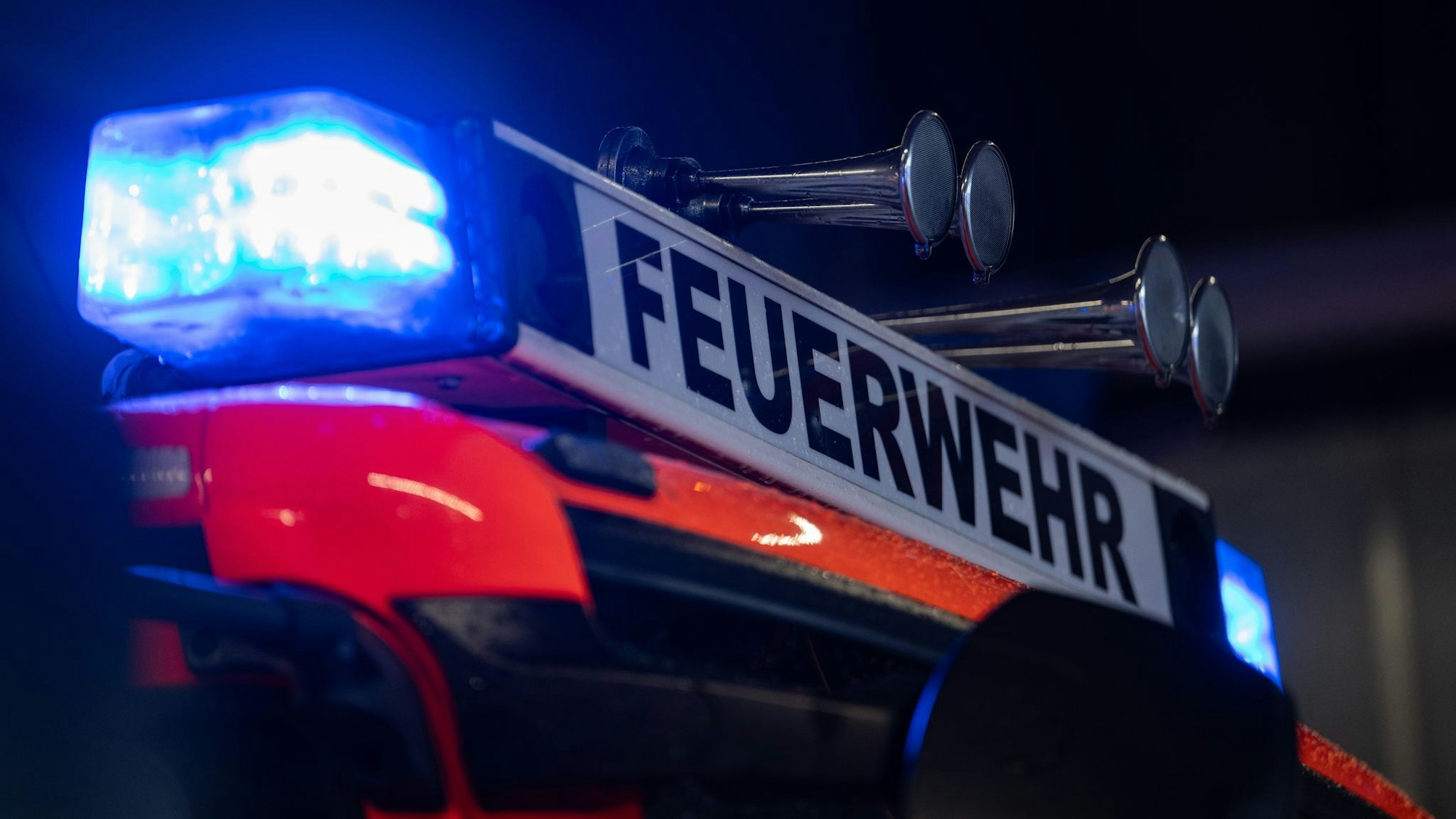 Vermutlich nach Brandstiftung brannte ein Mehrfamilienhaus in Beverungen, mehrere Menschen wurden verletzt. (Symbolbild)