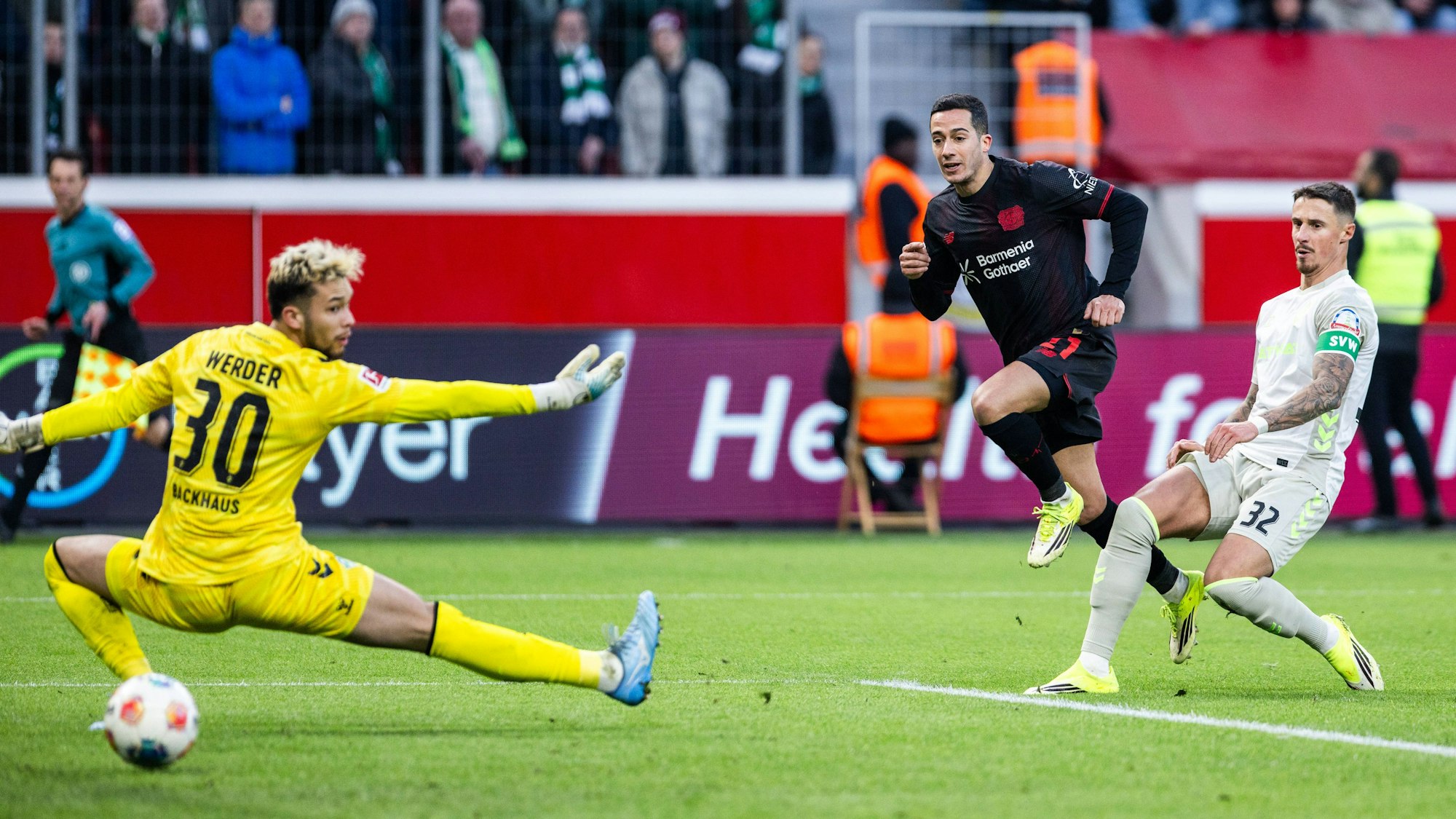 Bundesliga-Premiere: Lucas Vazquez (Mitte) erzielt sein erstes Tor für Bayer 04 Leverkusen und sichert den ersten Sieg im neuen Jahr.