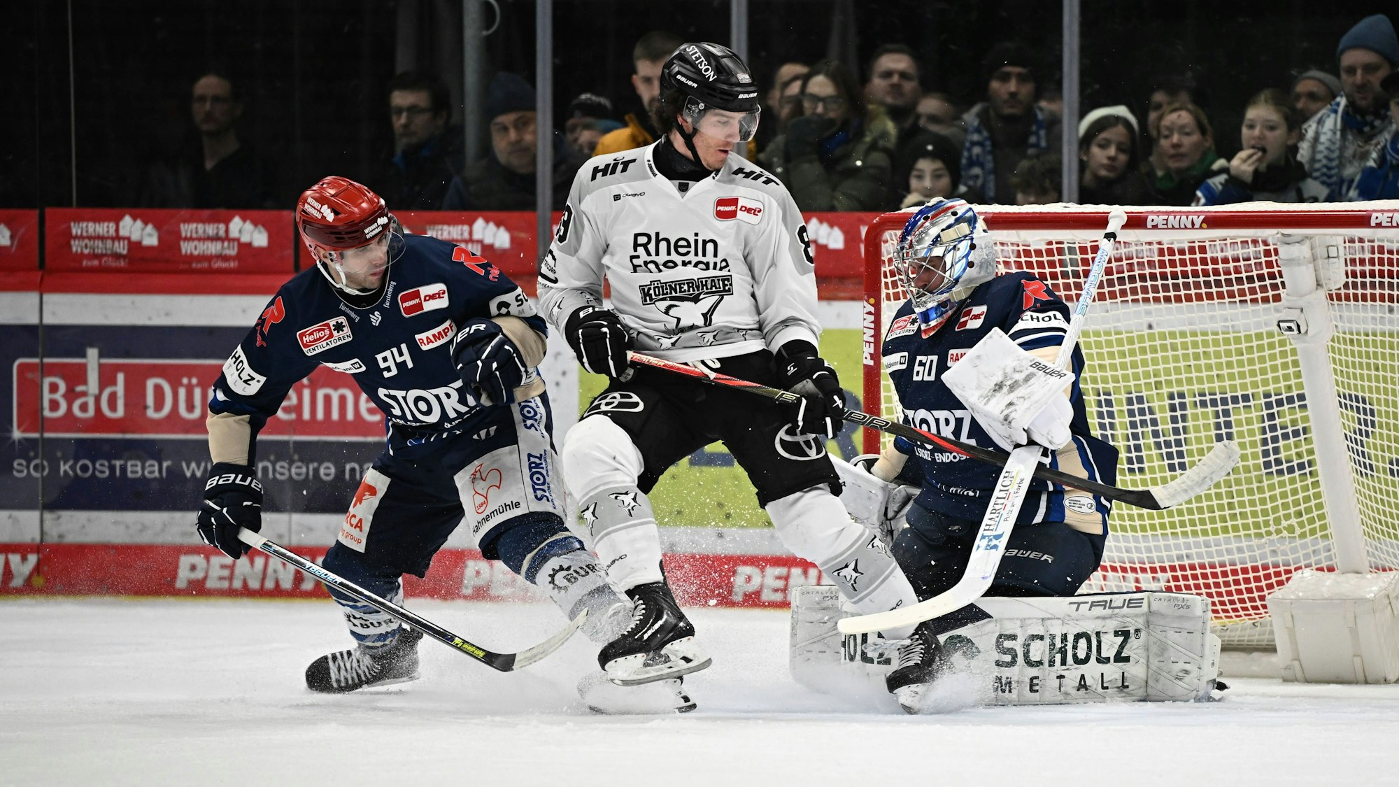 Kölner Torschütze zum 2:0 war Gregor MacLeod, der sich hier mit Phil Hungerecker (l.) und Schwenningens Goalie Joacim Eriksson duelliert.