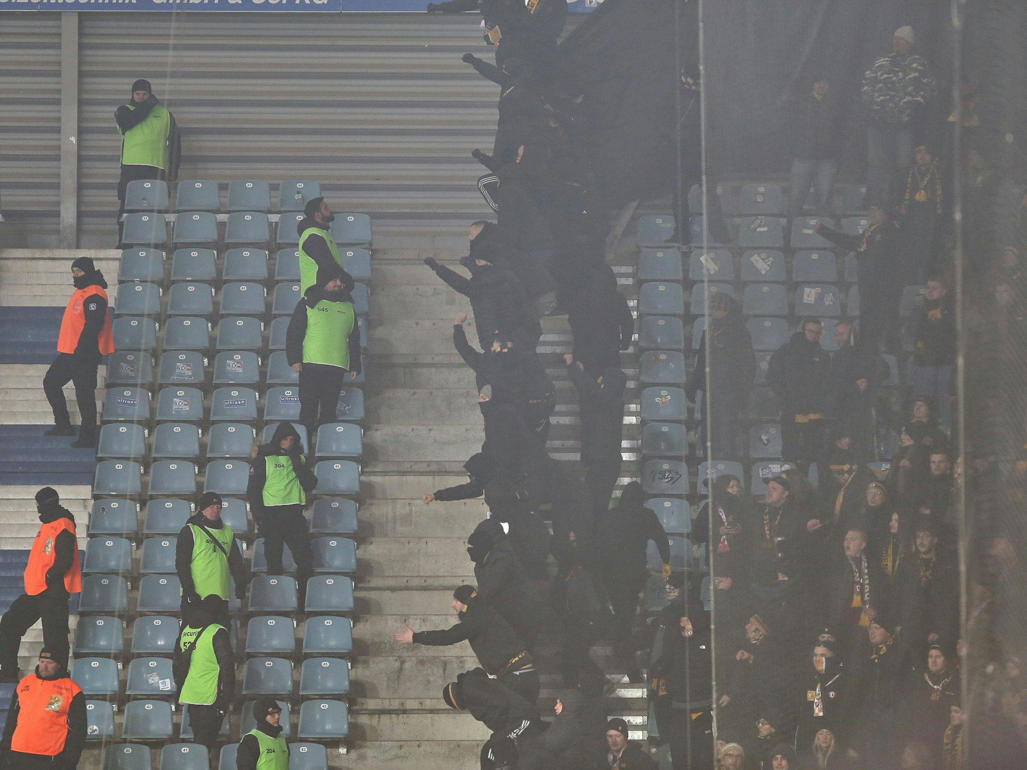 Hooligans von Dynamo Dresden suchen die Konfrontation mit Fans vom FC Magdeburg.