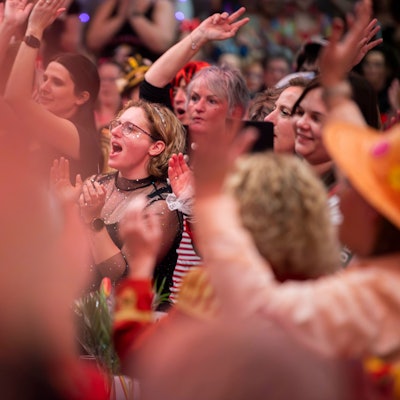 Besucherinnen der Damensitzung von Alt Oeskerche in der Alten Tuchfabrik feiern ausgelassen im Saal.