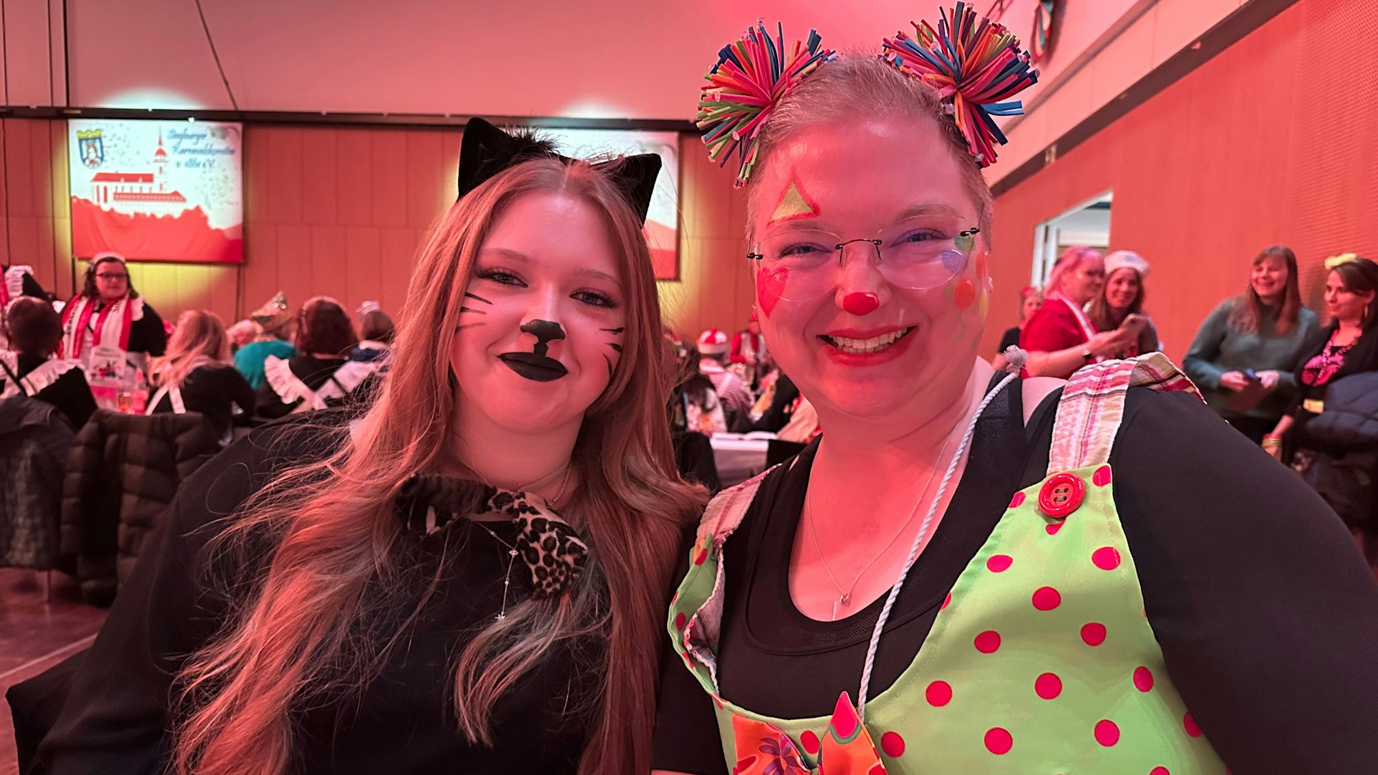 Bei der Nostalgiesitzung im Rhein-Sieg-Forum wollte Jennifer Just (r.) ihrer Tochter Sandra (16) zeigen, wie der Karneval früher war.