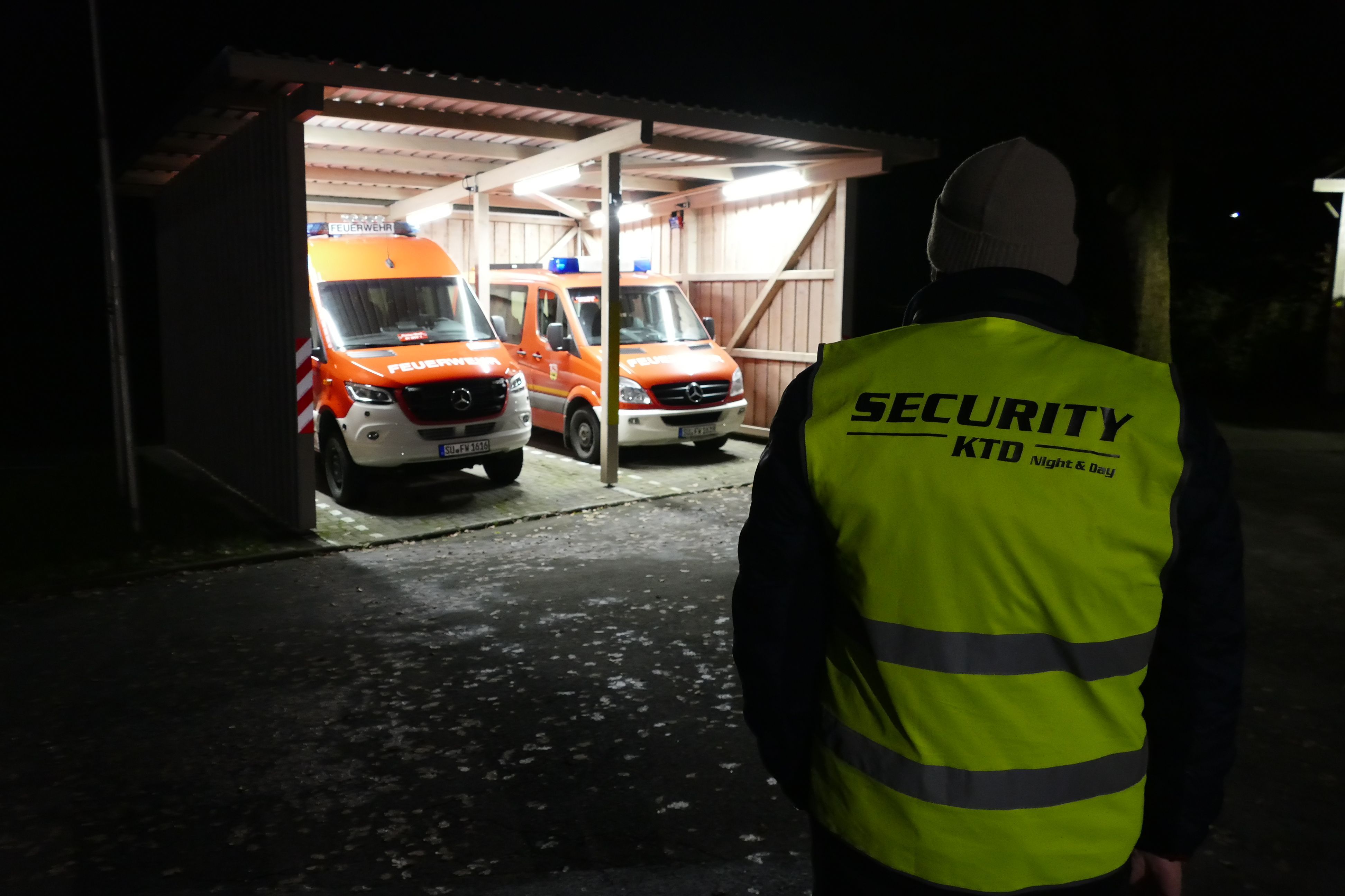 Ein Mitarbeiter einer Security-Firma vor dem Mucher Feuerwehrhaus.