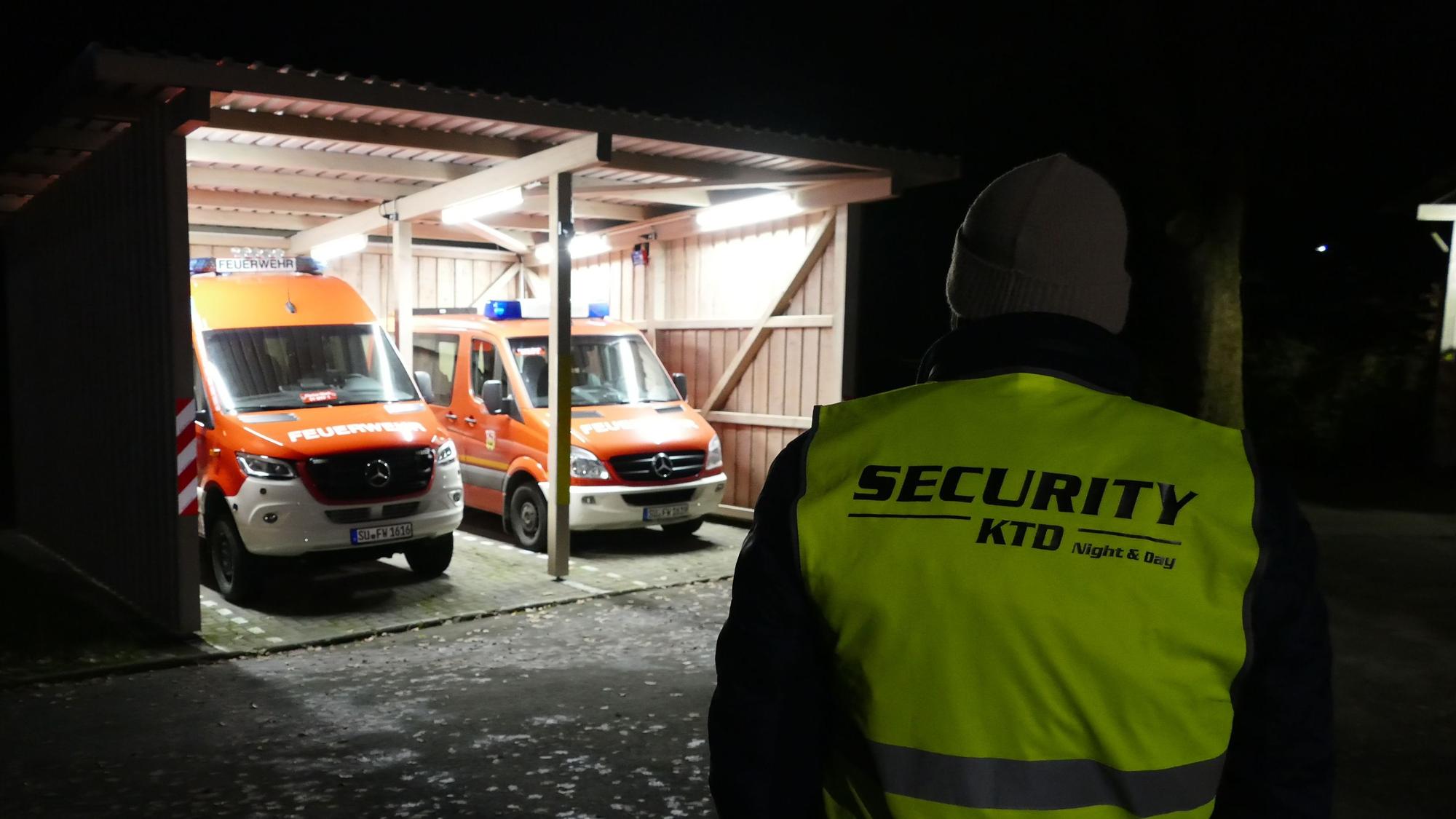 Ein Mitarbeiter einer Security-Firma vor dem Mucher Feuerwehrhaus.