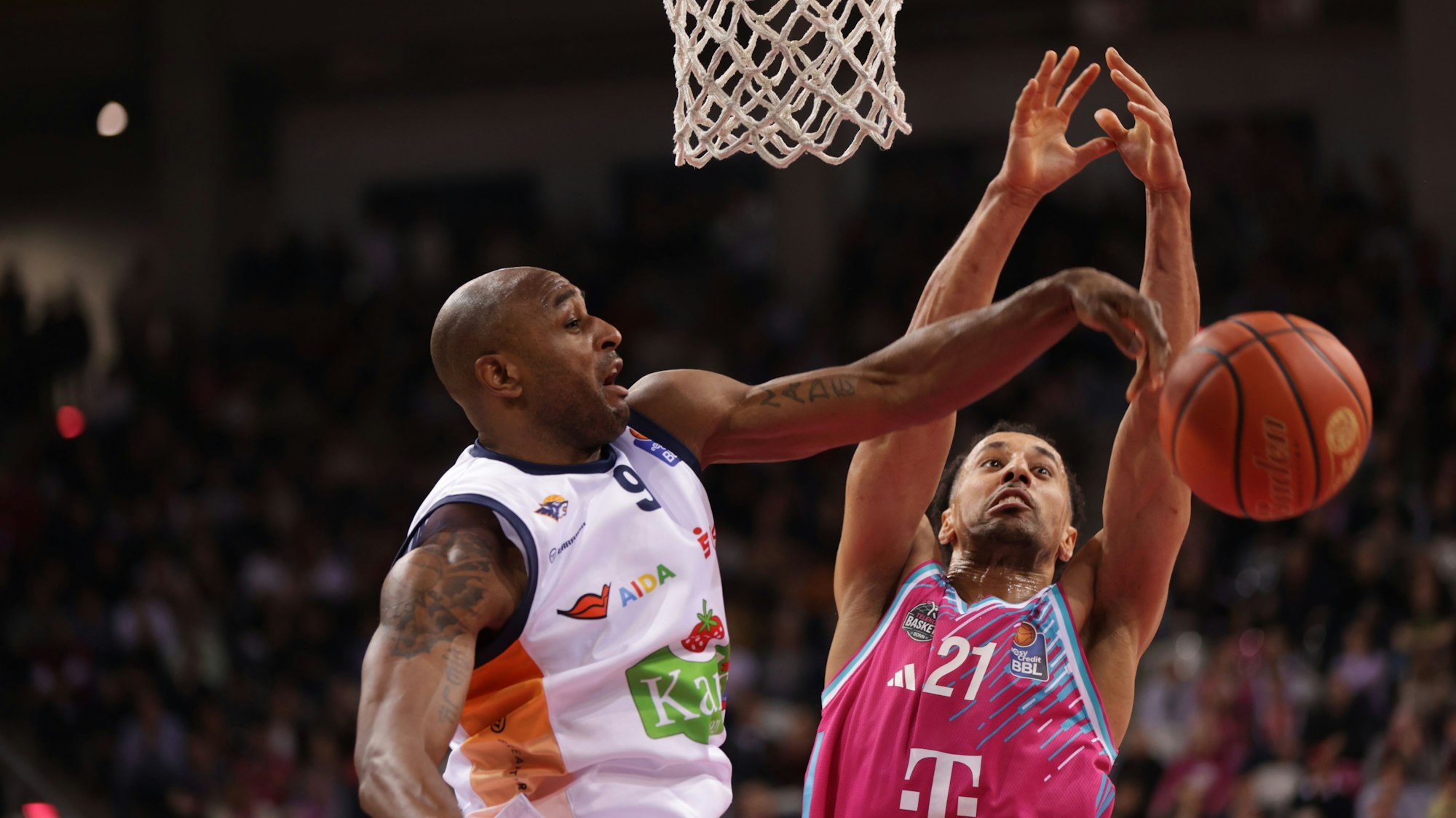 Der Bonner Joel Aminu (rechts) wird von Rostocks DeAndre Lansdowne abgeräumt. So lief es die meiste Zeit bei der Baskets-Niederlage.