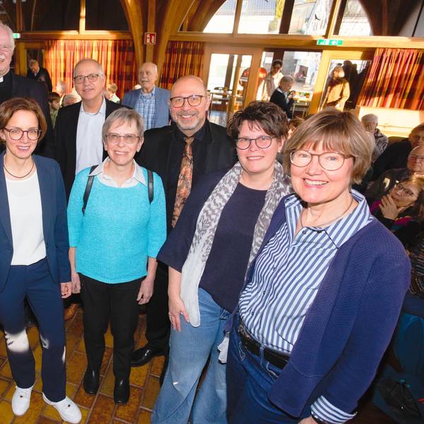 Aufstellbild mit Frau Professor Doktor Barbara Schmitz und weiteren Personen.