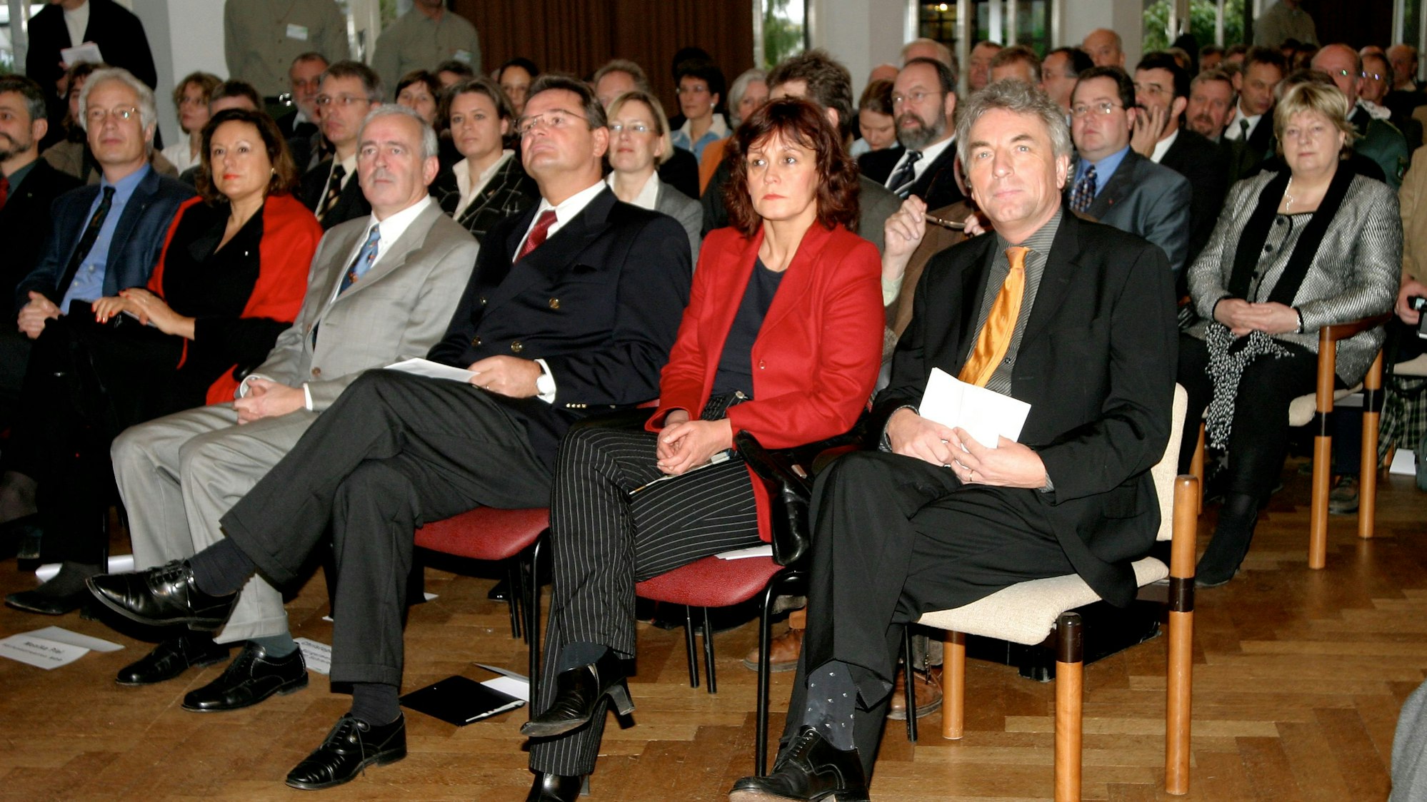 Blick in die gut gefüllten Publikumsreihen bei der Eröffnung des Nationalparks im Kurhaus von Gemünd..