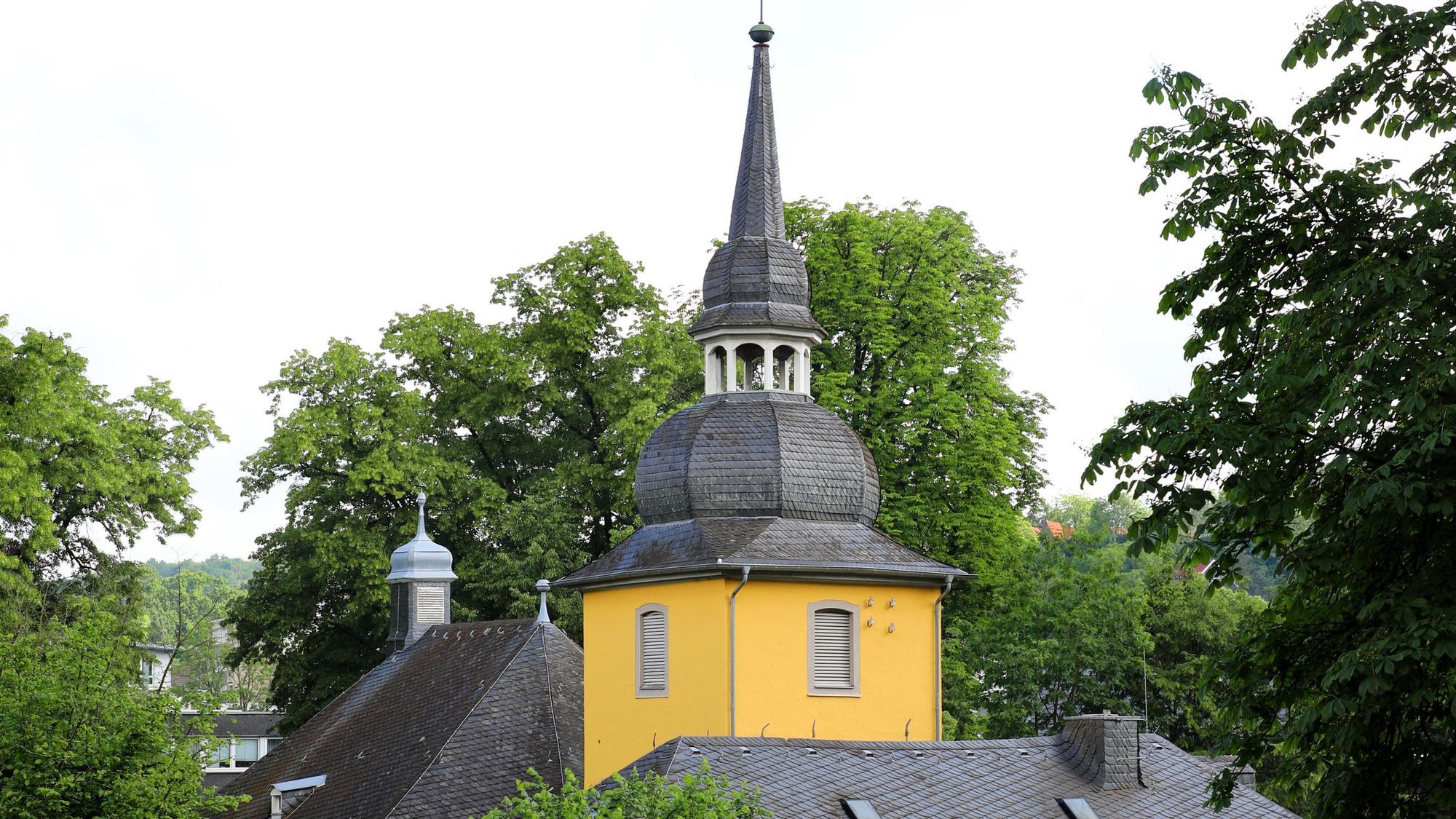 Die Gnadenkirche mit gelbem Anstrich und schwarzen Ziegeldächern steht nicht zum Verkauf.