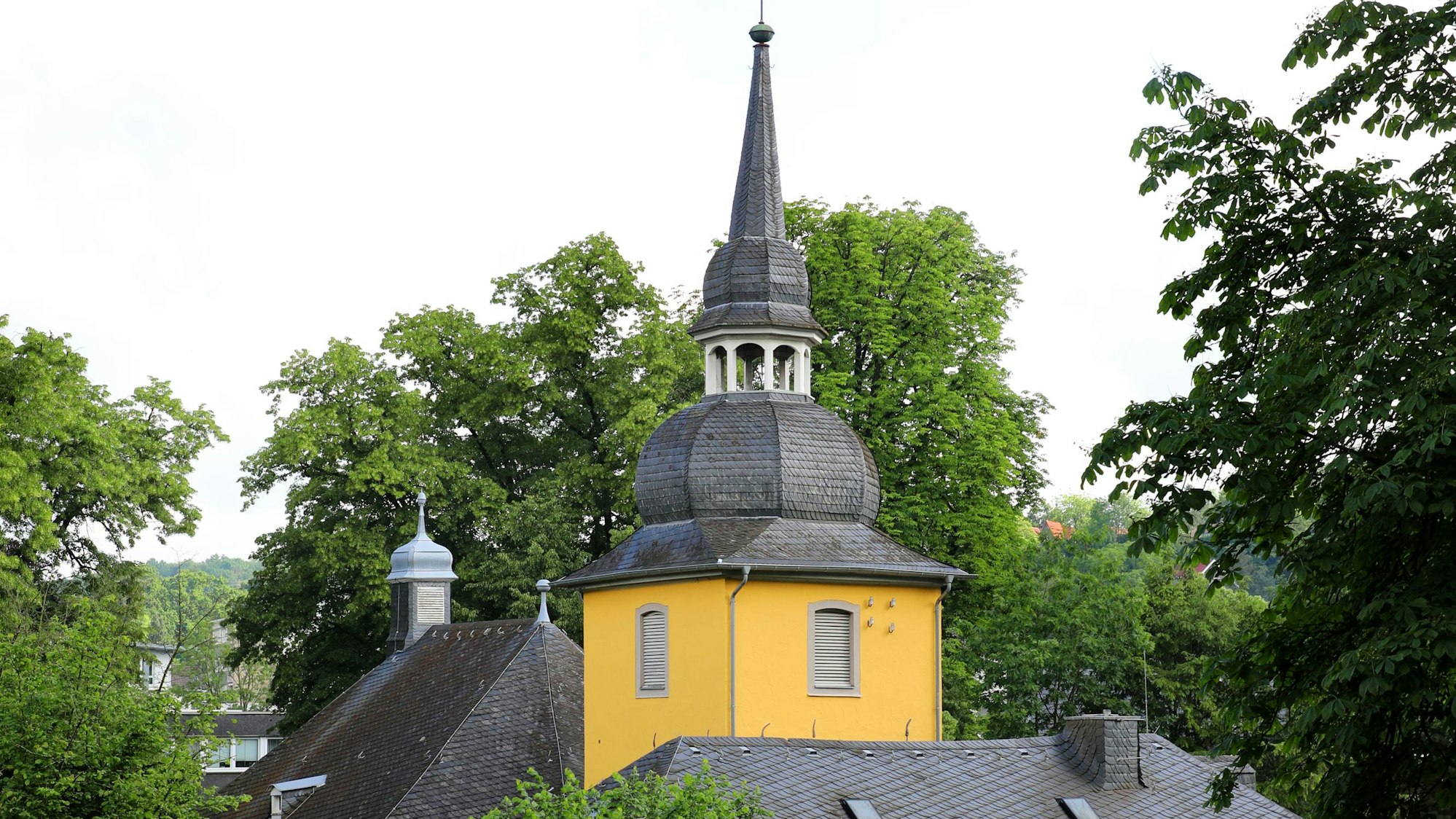 Die Gnadenkirche mit gelbem Anstrich und schwarzen Ziegeldächern steht nicht zum Verkauf.