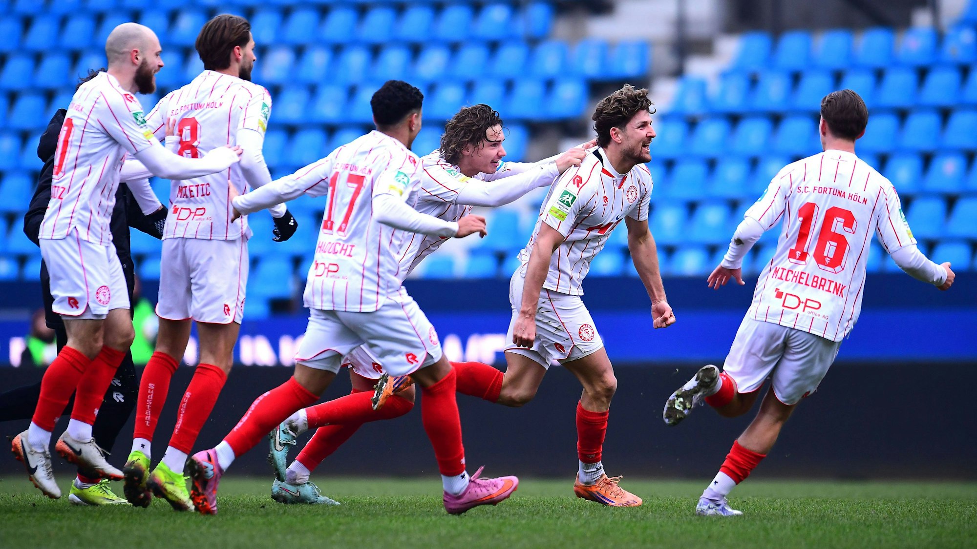 Fußball Herren Regionalliga West Saison 2025/2026 19. Spieltag: VfL Bochum U21, U 21 - Fortuna Köln am 25.01.2026 im Vonovia Ruhrstadion in Bochum Enzo Wirtz Fortuna Köln , mitte freut sich über das 0:1 Nordrhein-Westfalen Deutschland *** Soccer Men Regionalliga West Season 2025 2026 19 Matchday VfL Bochum U21 Fortuna Köln on 25 01 2026 at the Vonovia Ruhrstadion in Bochum Enzo Wirtz Fortuna Köln , center is happy about the 0 1 North Rhine-Westphalia Germany