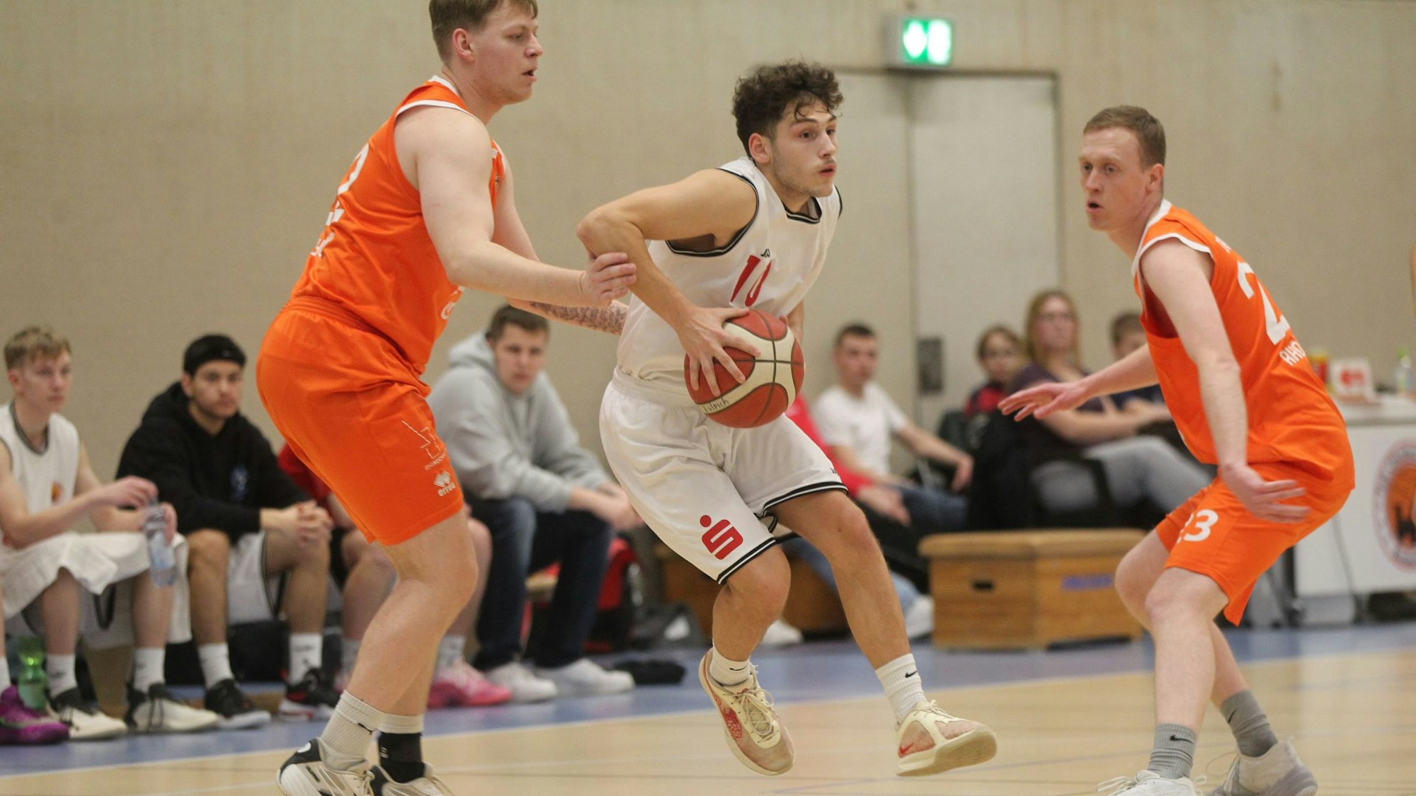 Das Bild zeigt den Zülpicher Basketballer auf dem Weg zum gegnerischen Korb.