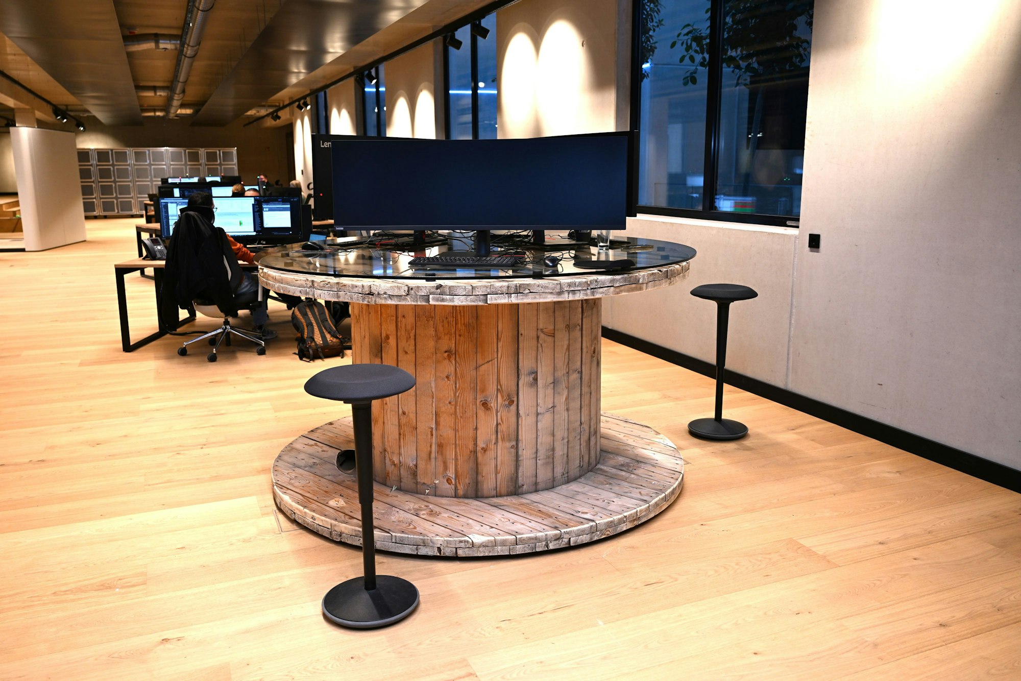 Zu den kreativ gestalteten Arbeitsplätzen zählt auch diese Kabeltrommel.