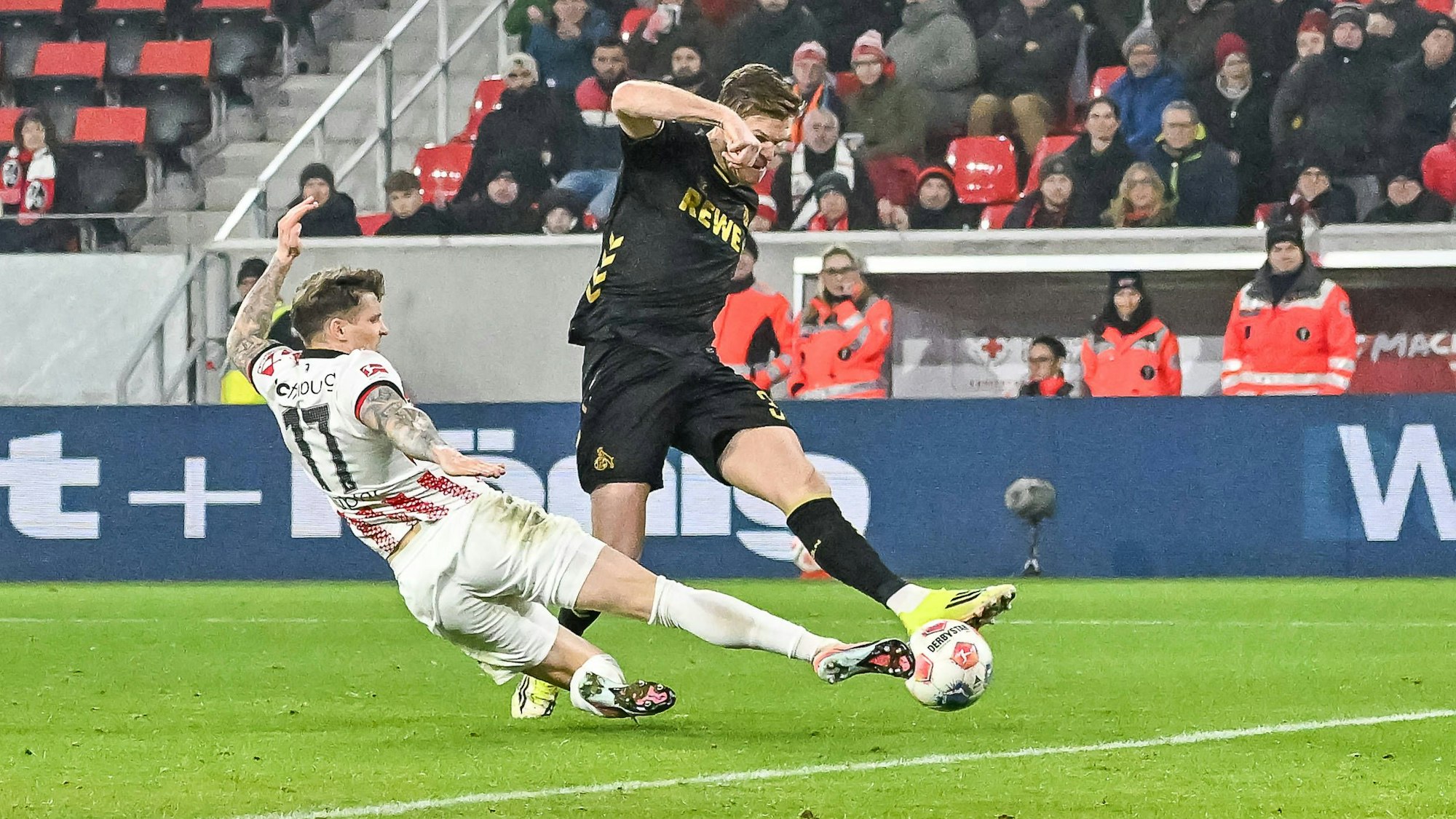 Der Freiburger Lukas Kübler (l.) verhindert in letzter Sekunde den 2:2-Ausgleich gegen FC-Stürmer Marius Bülter.
