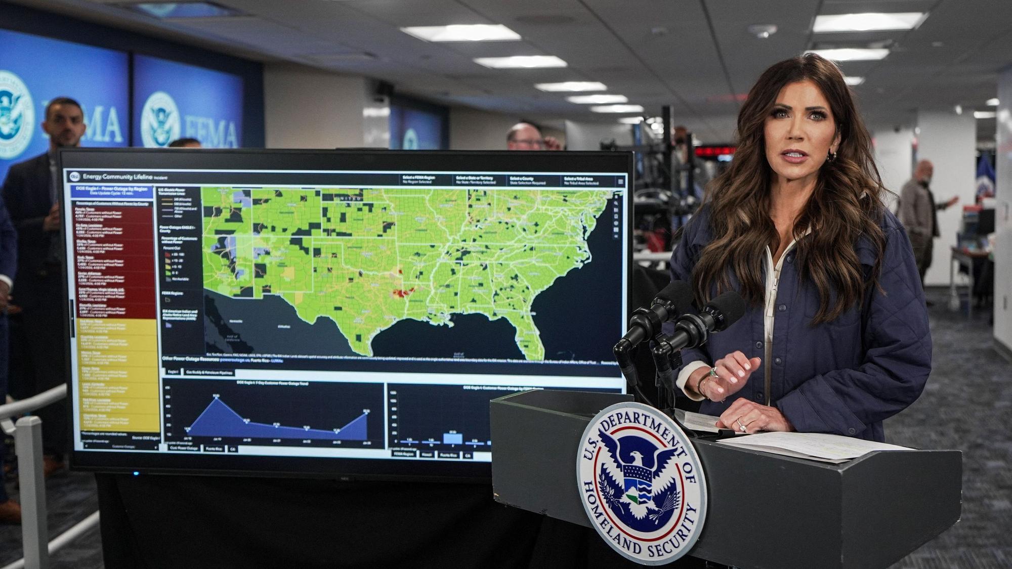 US-Heimatschutzministerin Kristi Noem spricht während einer Pressekonferenz im National Response Coordination Center am Hauptsitz der Katastrophenschutzbehörde FEMA am 24. Januar 2026 in Washington, D.C. Ein massiver Wintersturm bringt eisige Temperaturen, Eis und Schnee für nahezu 200 Millionen Amerikaner.