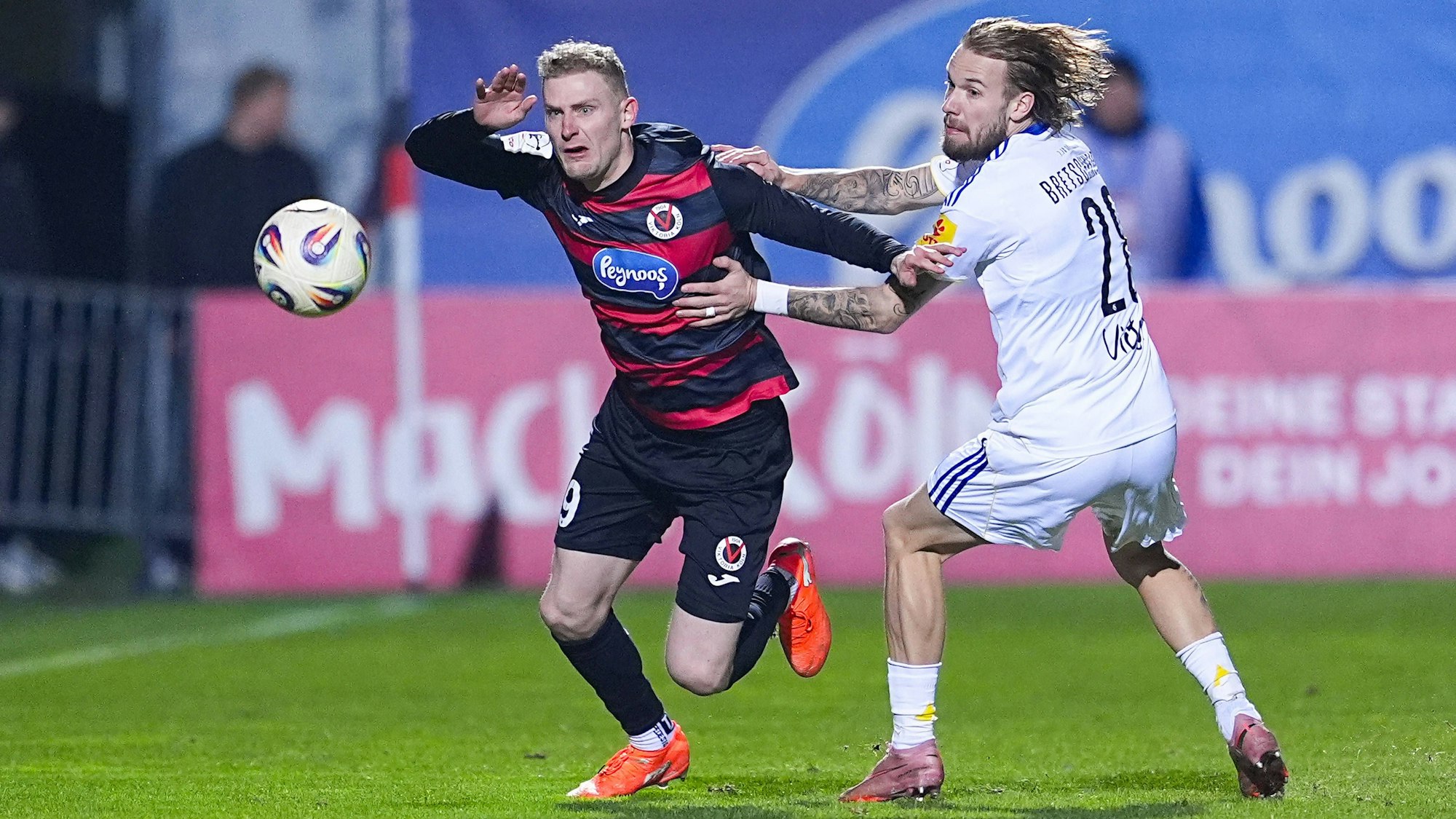 23.01.2026, xydrx, Fußball, 3.Liga, FC Viktoria Köln - 1.FC Saarbrücken, Saison 2025 2026, Sportpark Höhenberg: Meiko Sponsel FC Viktoria Köln 19 im Zweikampf gegen Niko Bretschneider 1.FC Saarbrücken 28 DFB regulations prohibit any use of photographs as image sequences and or quasi-video. Photo: xYannisxDreimannxPressefotoKochx Nordrhein-Westfahlen Deutschland *** 23 01 2026, xydrx, Football, 3 Liga, FC Viktoria Köln 1 FC Saarbrücken, Saison 2025 2026, Sportpark Höhenberg Meiko Sponsel FC Viktoria Köln 19 in duel against Niko Bretschneider 1 FC Saarbrücken 28 DFB regulations prohibit any use of photographs as image sequences and or quasi video Photo xYannisxDreimannxPressefotoKochx Nordrhein Westfahlen Germany