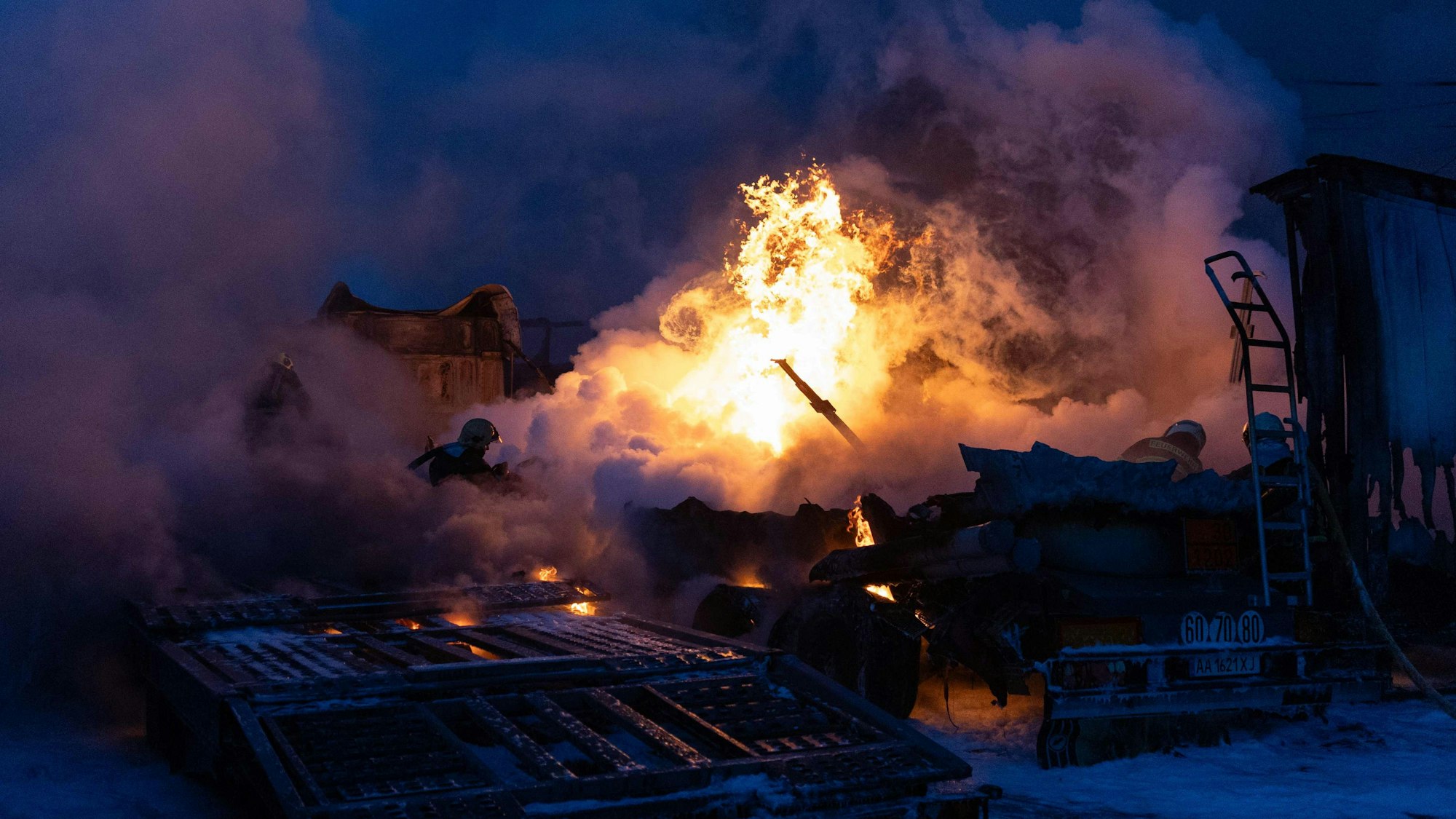 Ukrainische Rettungskräfte arbeiten in Kiew daran, einen Brand an der Stelle eines Luftangriffs zu löschen. Nach Angaben der Behörden töteten russische Angriffe in der Nacht zum 24. Januar 2026 eine Person und verletzten 23 weitere in der ukrainischen Hauptstadt sowie in der nordöstlichen Stadt Charkiw. Landesweit galt Luftalarm.