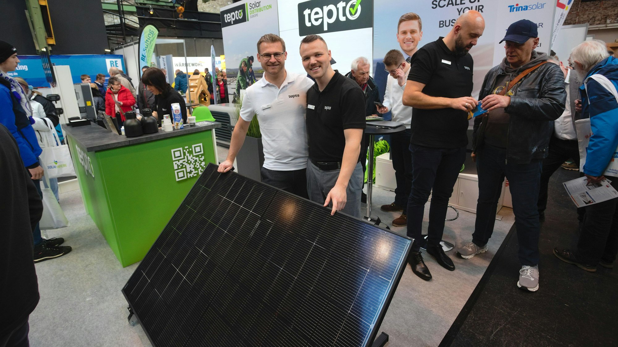 Zahlreiche Informationsgespräche führten auch Dennis Warkentin (l.) und Alex Balandin von der Firma Tepto auf der Messe.