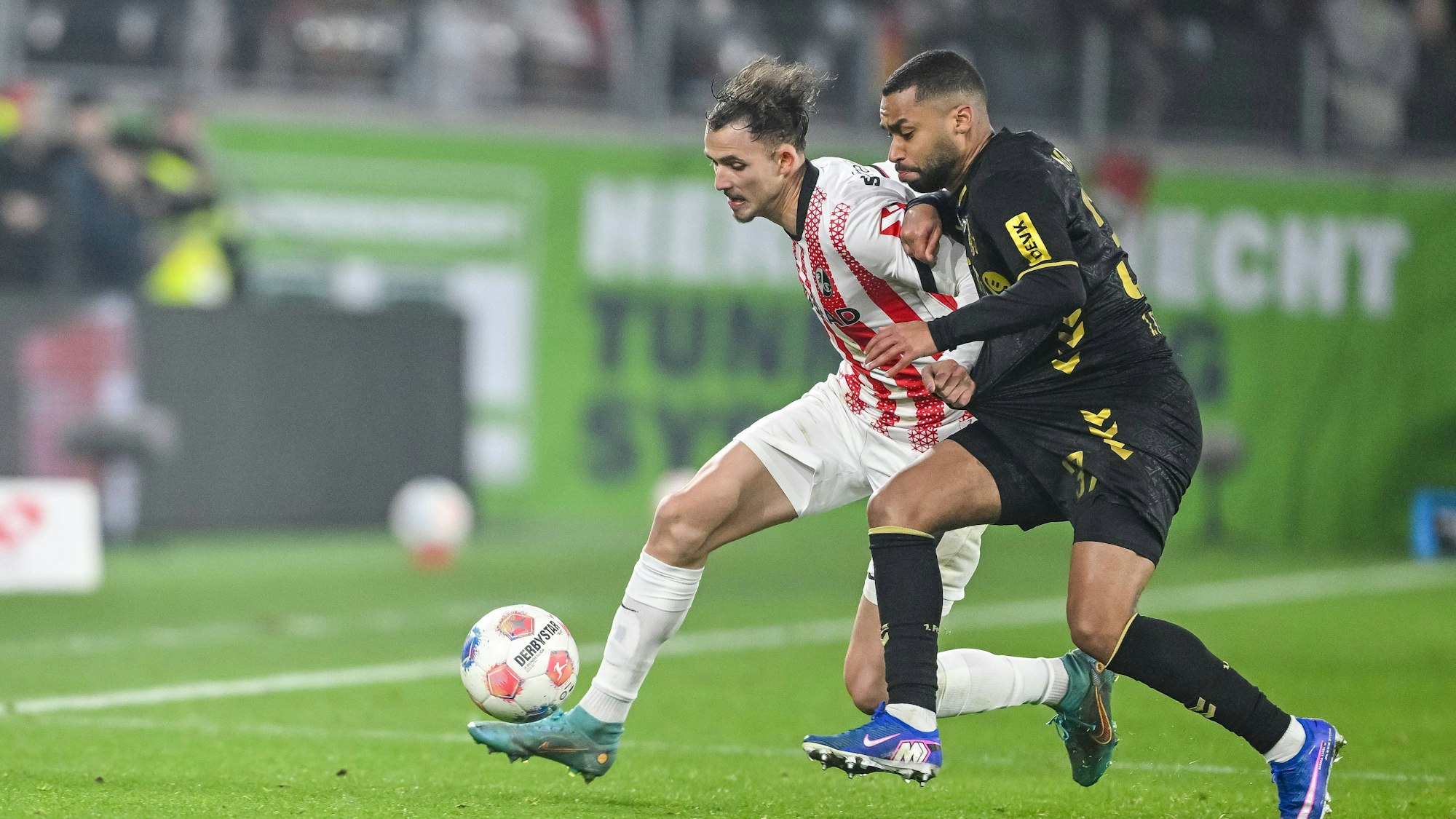 Max Rosenfelder und Linton Maina (r.) im Zweikampf.