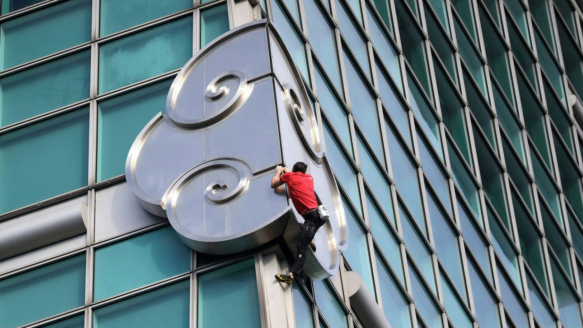 Hinter den Bürofenstern haben etliche Schaulustige den Extremsportler Honnold immer wieder fotografiert und jubelnd angefeuert.