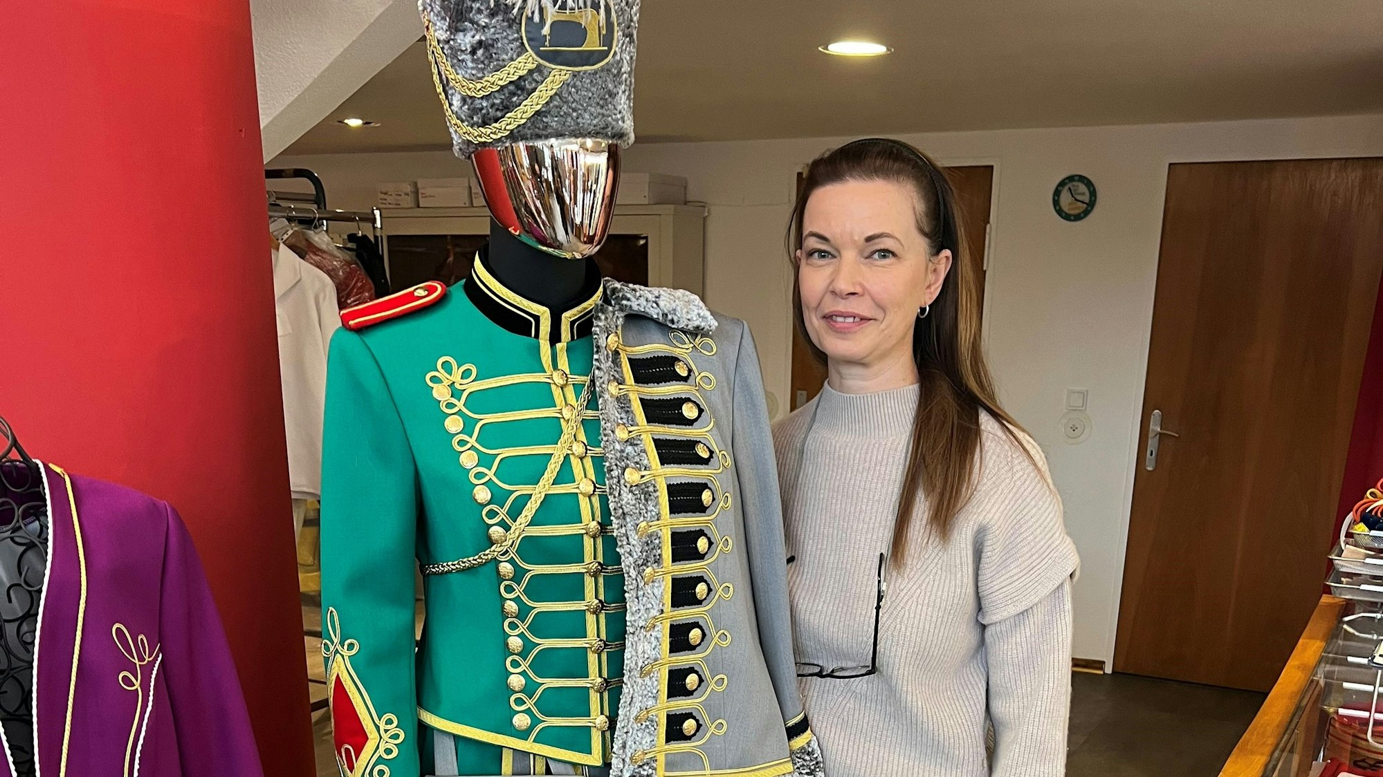Viktoria Wanner ist seit 15 Jahren die Kompaniechefin der Uniformschneiderei.