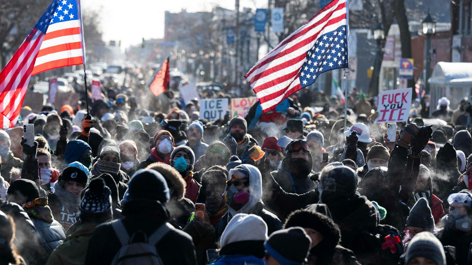 Protestierende versammeln sich in der Nähe des Ortes, an dem ein Mann am 24. Januar 2026 von Einwanderungsbeamten in Minneapolis, Minnesota, erschossen wurde.