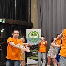 Das Bild zeigt die Tanzgruppe RASOM Hürth.