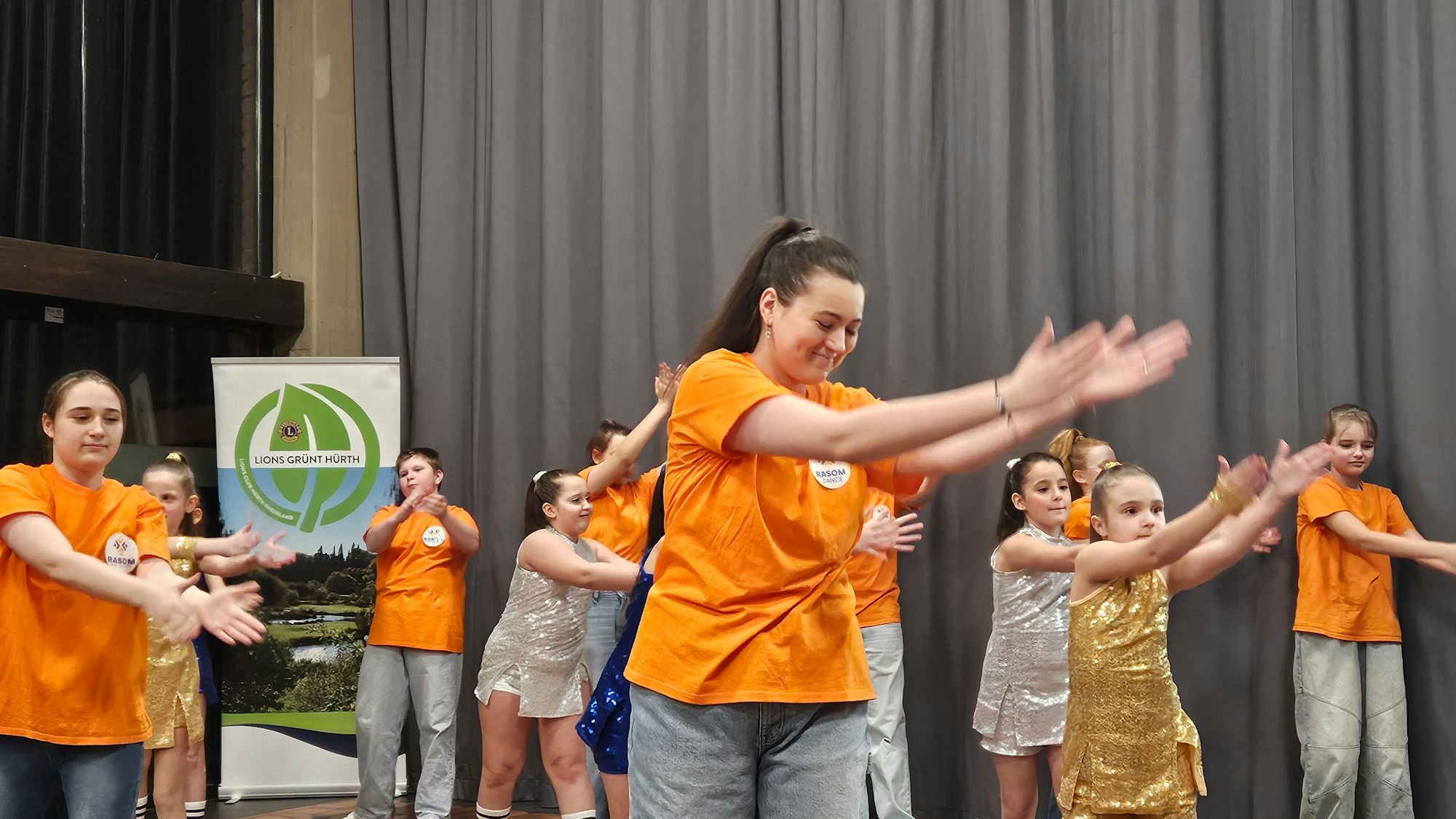 Das Bild zeigt die Tanzgruppe RASOM Hürth.