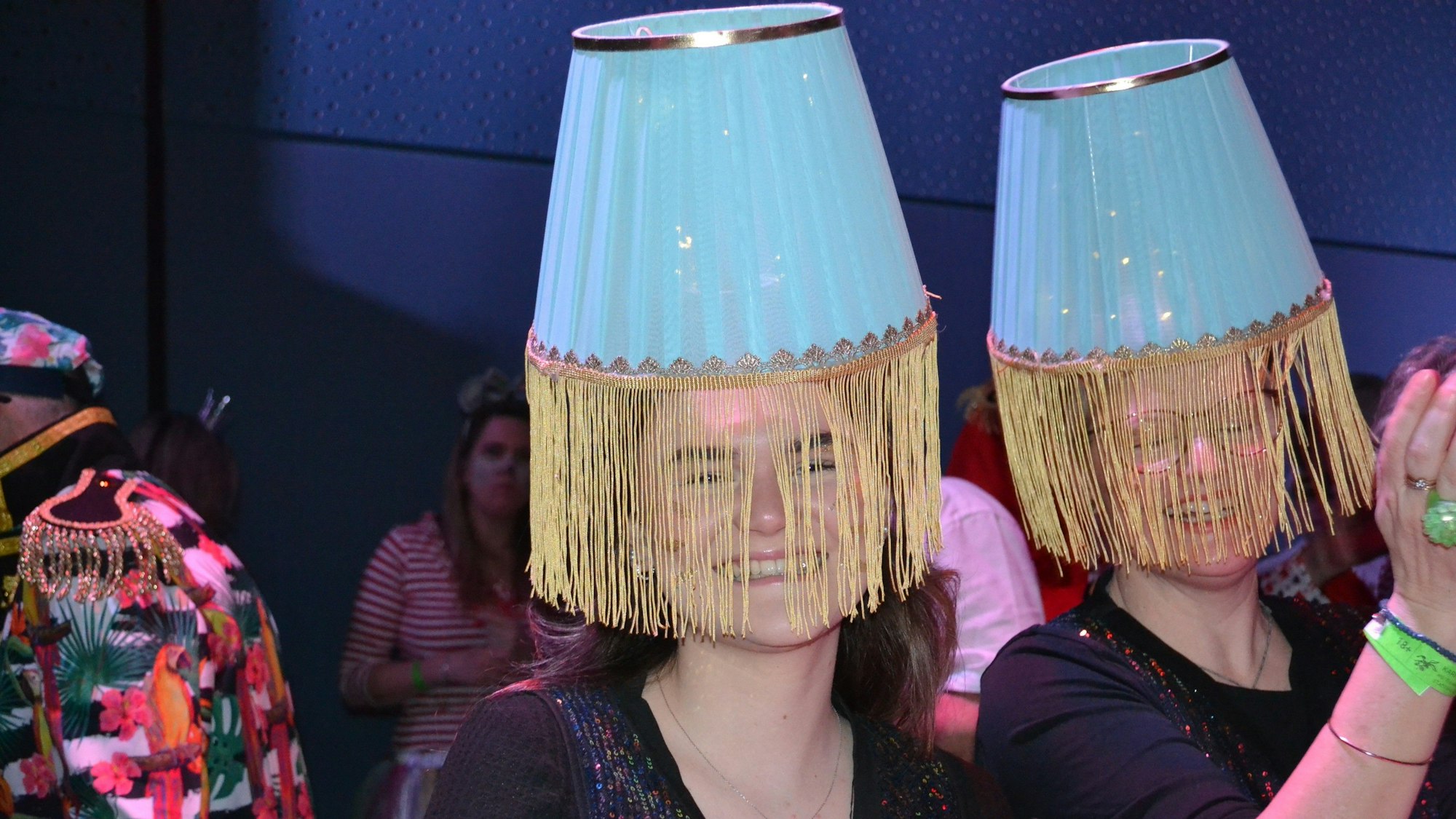 Die Jecken in der Stadthalle feierten begeistert mit.