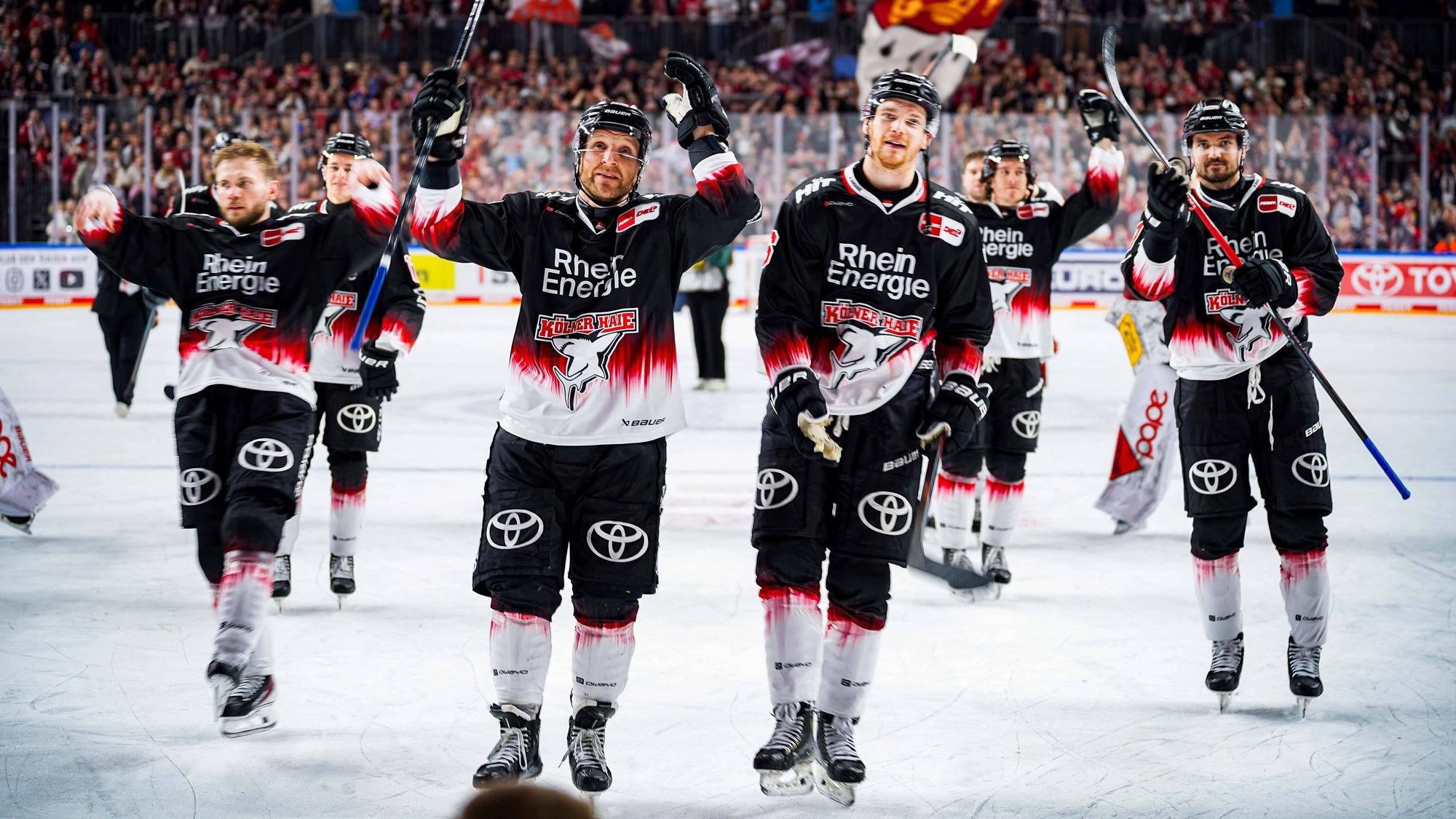 Die Haie feiern ihren Rekord nach dem 5:2 gegen Nürnberg.
