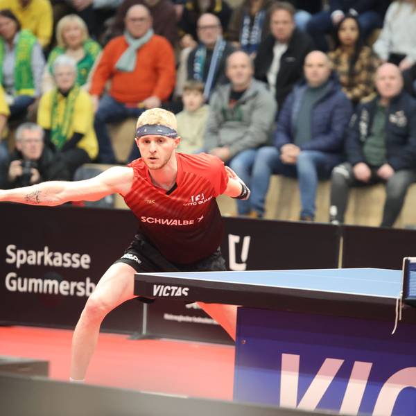 Romain Ruiz an der Platte mit einem ausgestrecktem rechten Arm.
