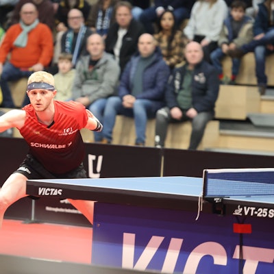 Romain Ruiz an der Platte mit einem ausgestrecktem rechten Arm.