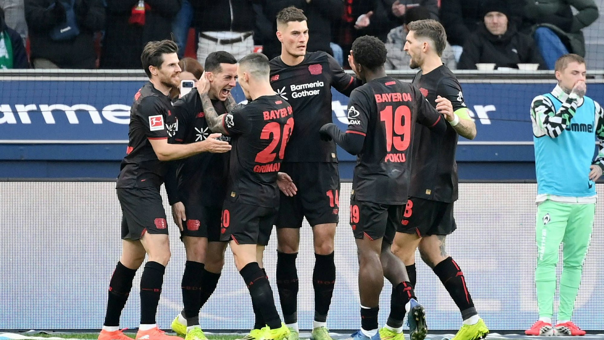 Endlich wieder jubeln: (v.li.), Jonas Hofmann, Torschütze Lucas Vazquez, Lucas Vazquez, Alejandro Grimaldo, Patrik Schick, Ernest Poku und Robert Andrich freuen sich über das 1:0.