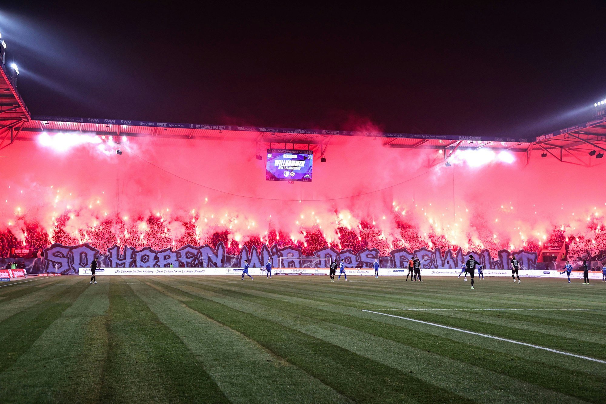 Fans beider Teams brannten während des Spiels mehrfach Pyrotechnik ab.