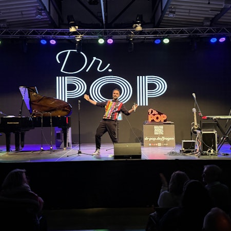 Das Bild zeigt Markus Henrik alias Dr. Pop (43) bei seinem Auftritt in Wipperfürth.