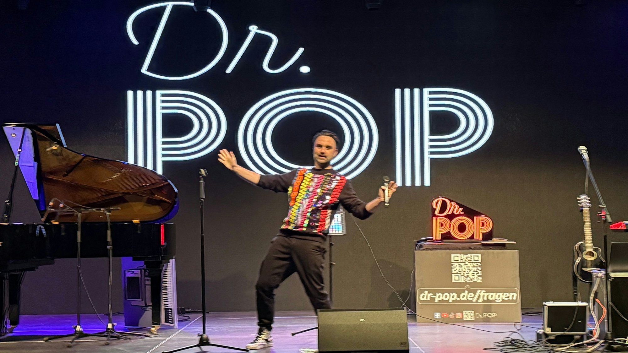 Das Bild zeigt Markus Henrik alias Dr. Pop (43) bei seinem Auftritt in Wipperfürth.