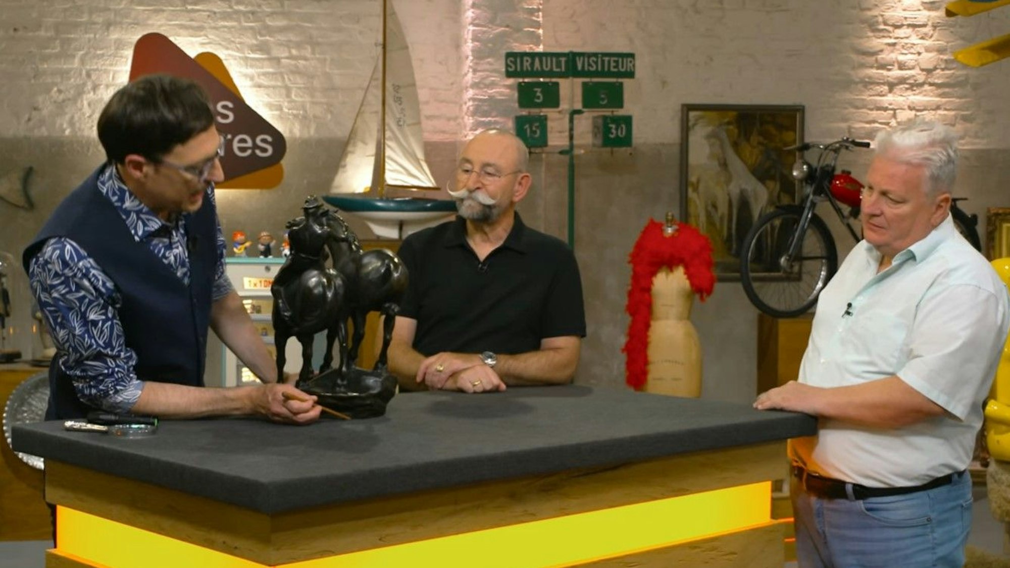 Marco Wegerdt (v.r.) mit Horst Lichter und Colmar Schulte-Goltz bei „Bares für Rares“.