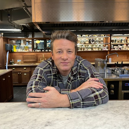 Der weltbekannte Koch Jamie Oliver macht seine Begeisterung für gesunde Ernährung deutlich.