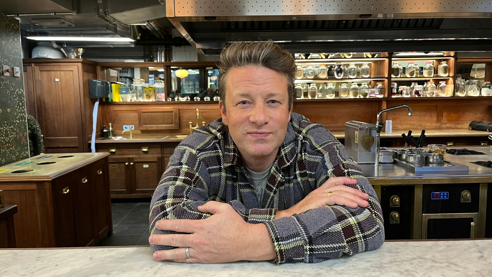 Der weltbekannte Koch Jamie Oliver macht seine Begeisterung für gesunde Ernährung deutlich.