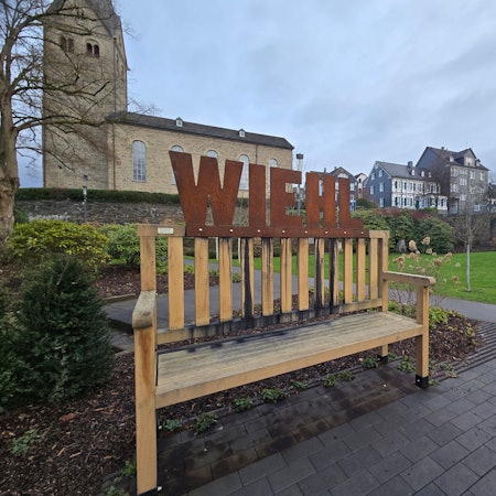 Eine große Holzbank mit der Aufschrift „Wiehl“.
