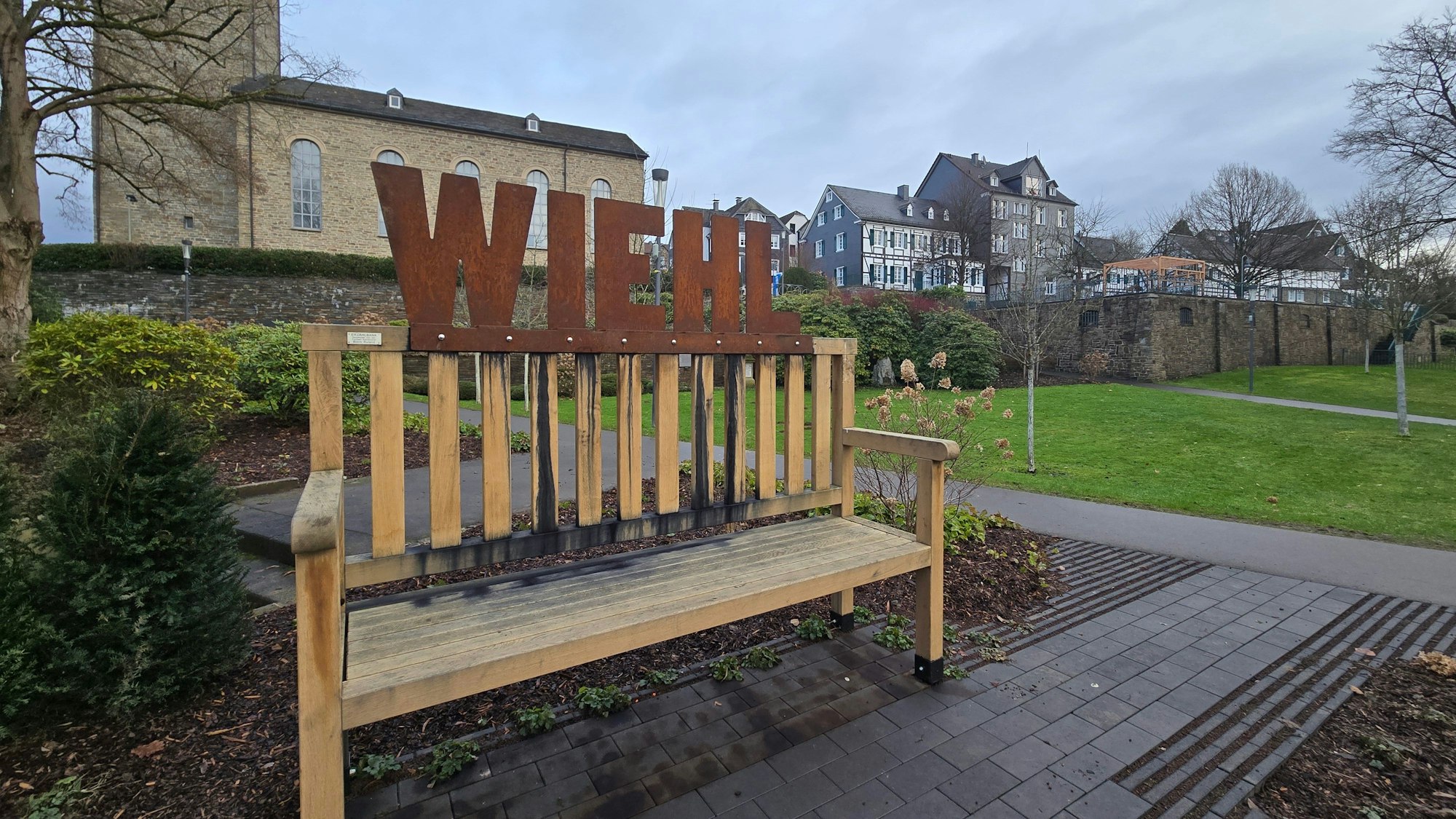 Eine große Holzbank mit der Aufschrift „Wiehl“.