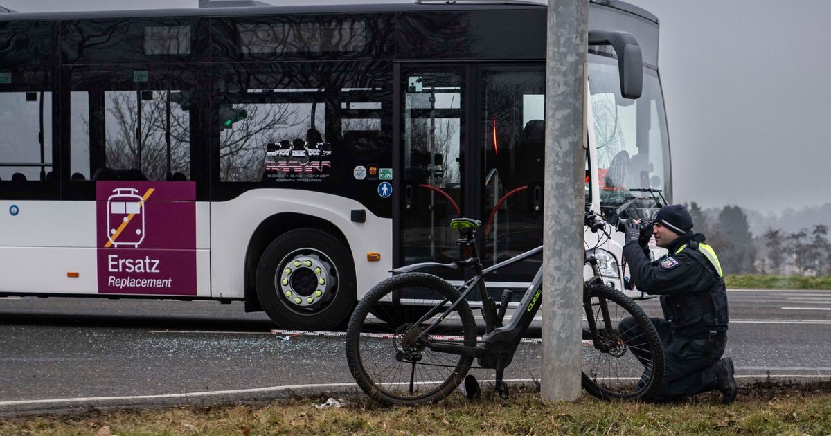 65 occupants: Cyclist suffers life-threatening injuries after collision ...