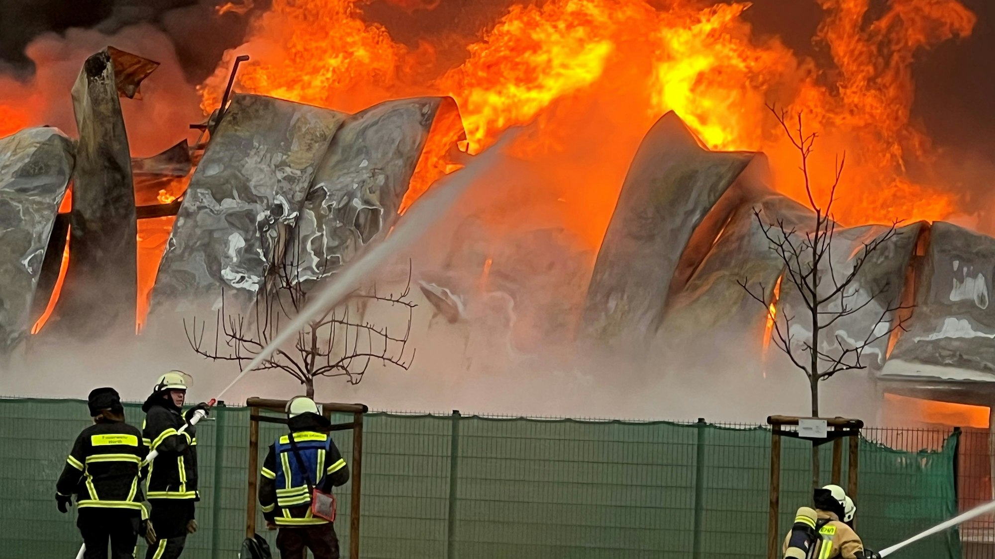 Das Foto zeigt Feuerwehrleute im Löscheinsatz.